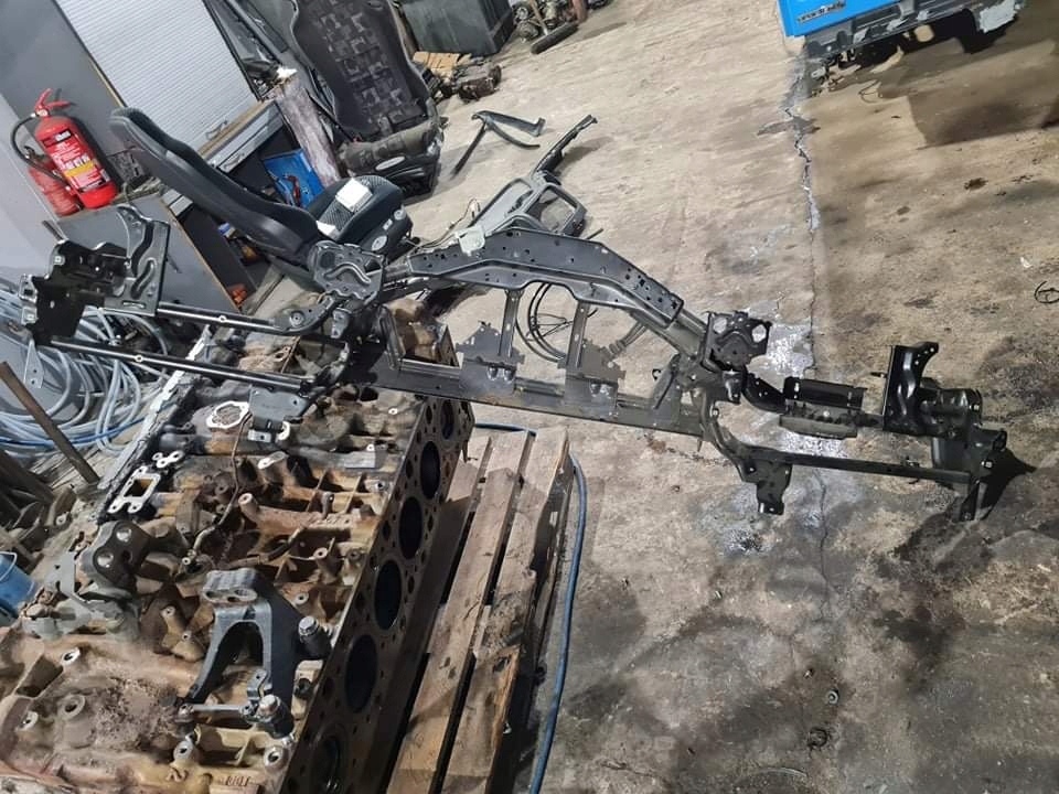 A9406800431 004 - Mercedes Atego axor стойка крепления доски