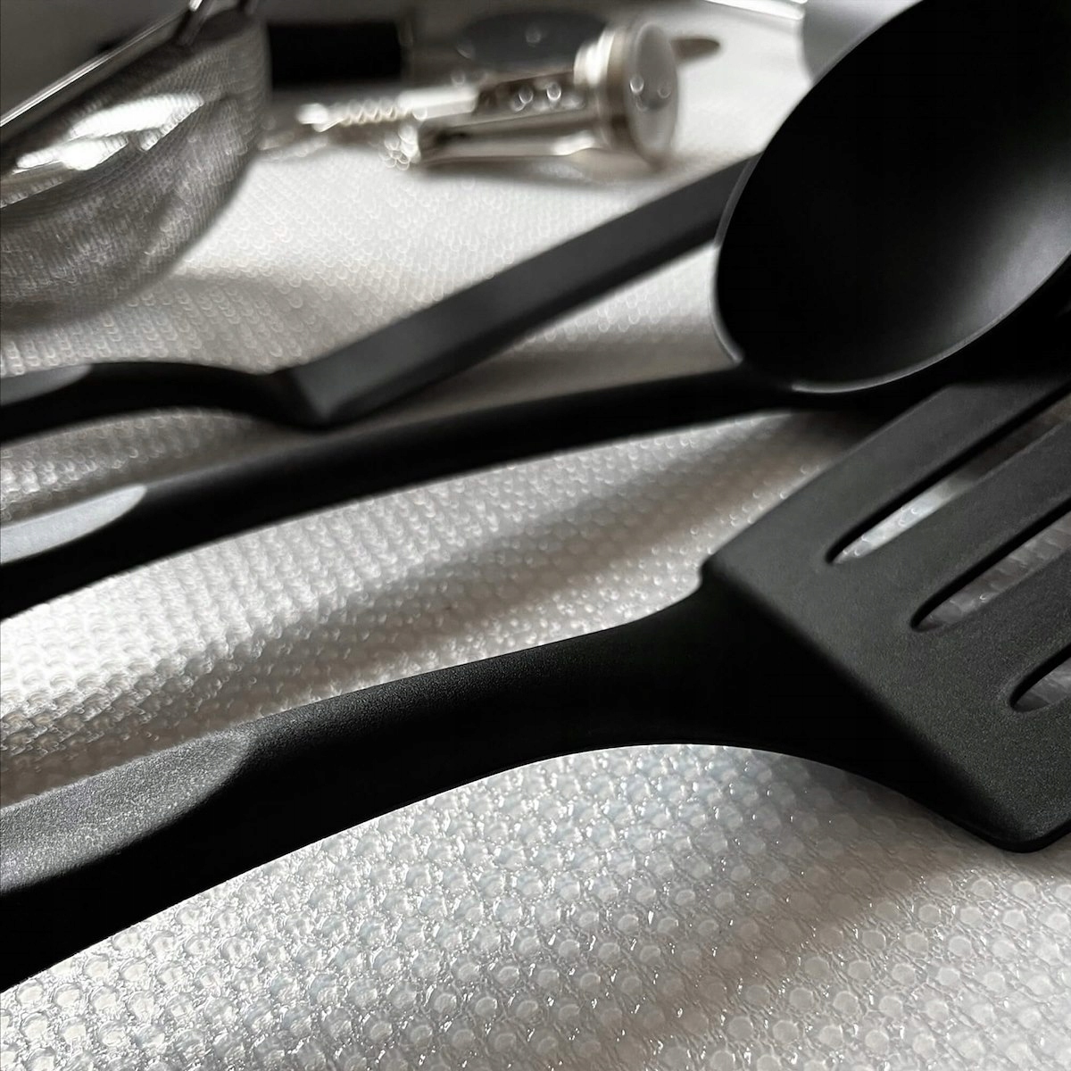 MATA ANTYPOŚLIZGOWA DO SZUFLAD SZAFEK OCHRONNA DUŻA ROLKA PLAMOODPORNA Długość (cm) 300 cm