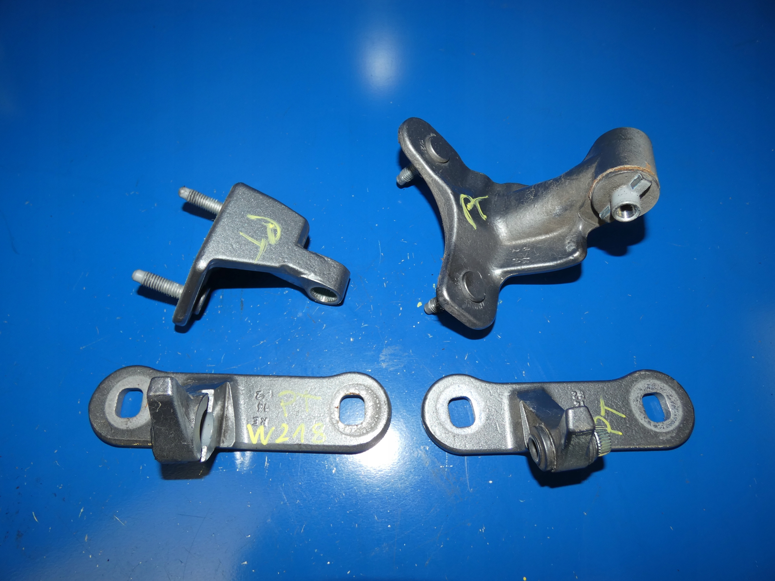 MERCEDES CLS W218 hinges door right rear part