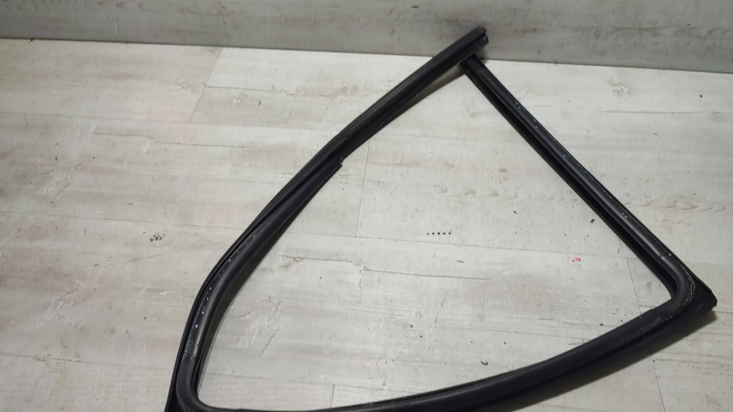 Dacia Duster and 16r 1.6b rear part side right gasket windows door