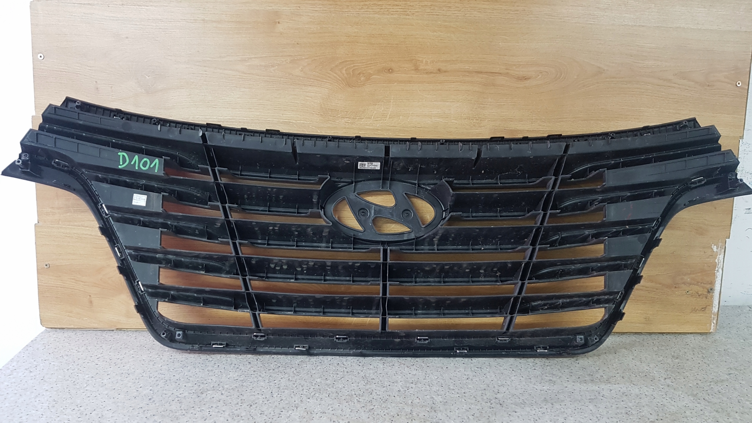 HYUNDAI H1 STAREX LIFT 17 - Grille D 101