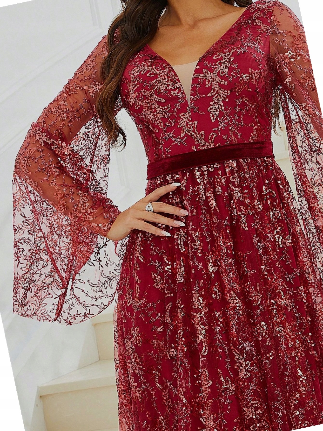 Šaty Flitrová s rozevřenými rukávy Missord Koktejlová L 40