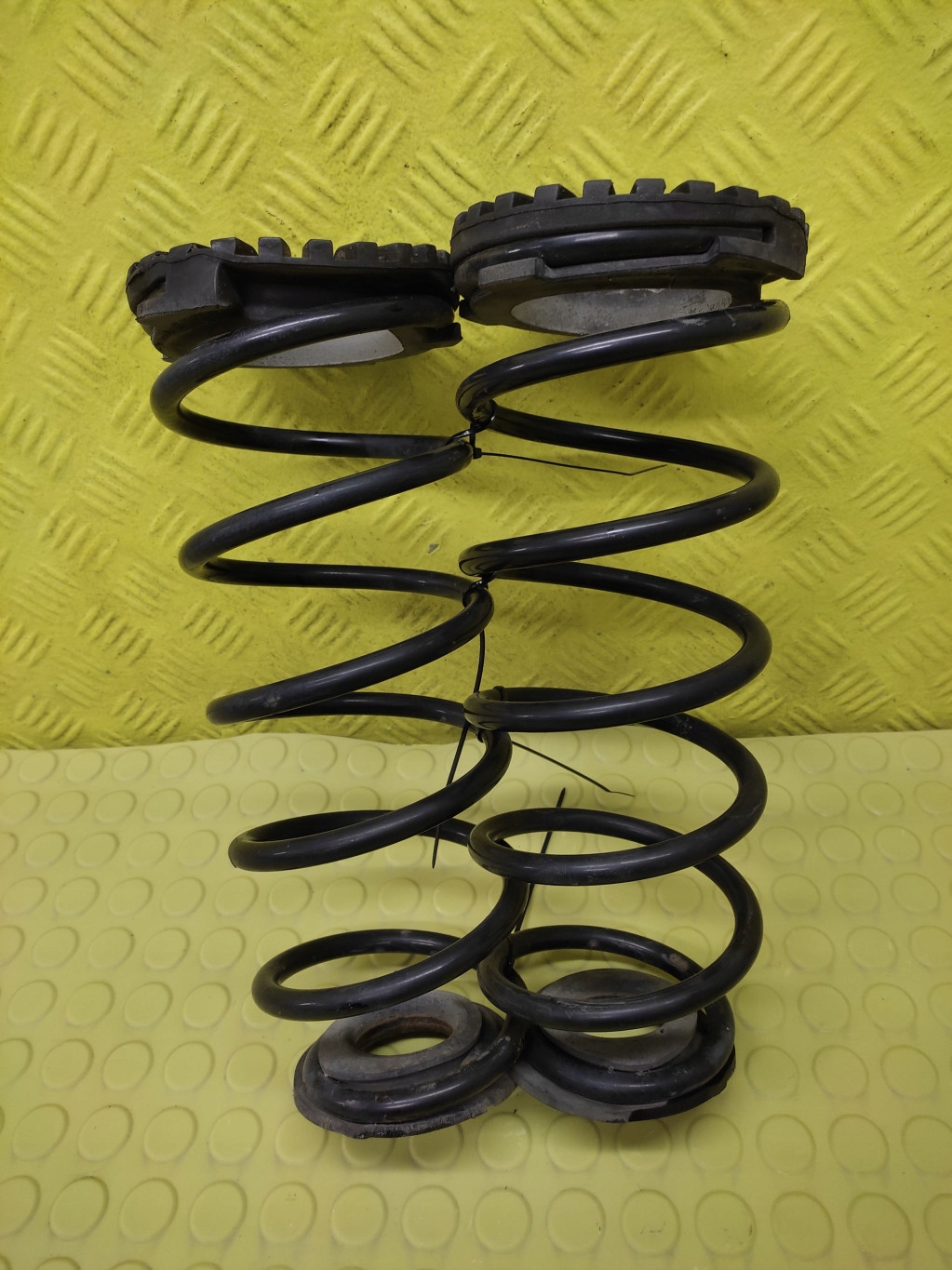 HYUNDAI ACCENT 1.6 springs rear part