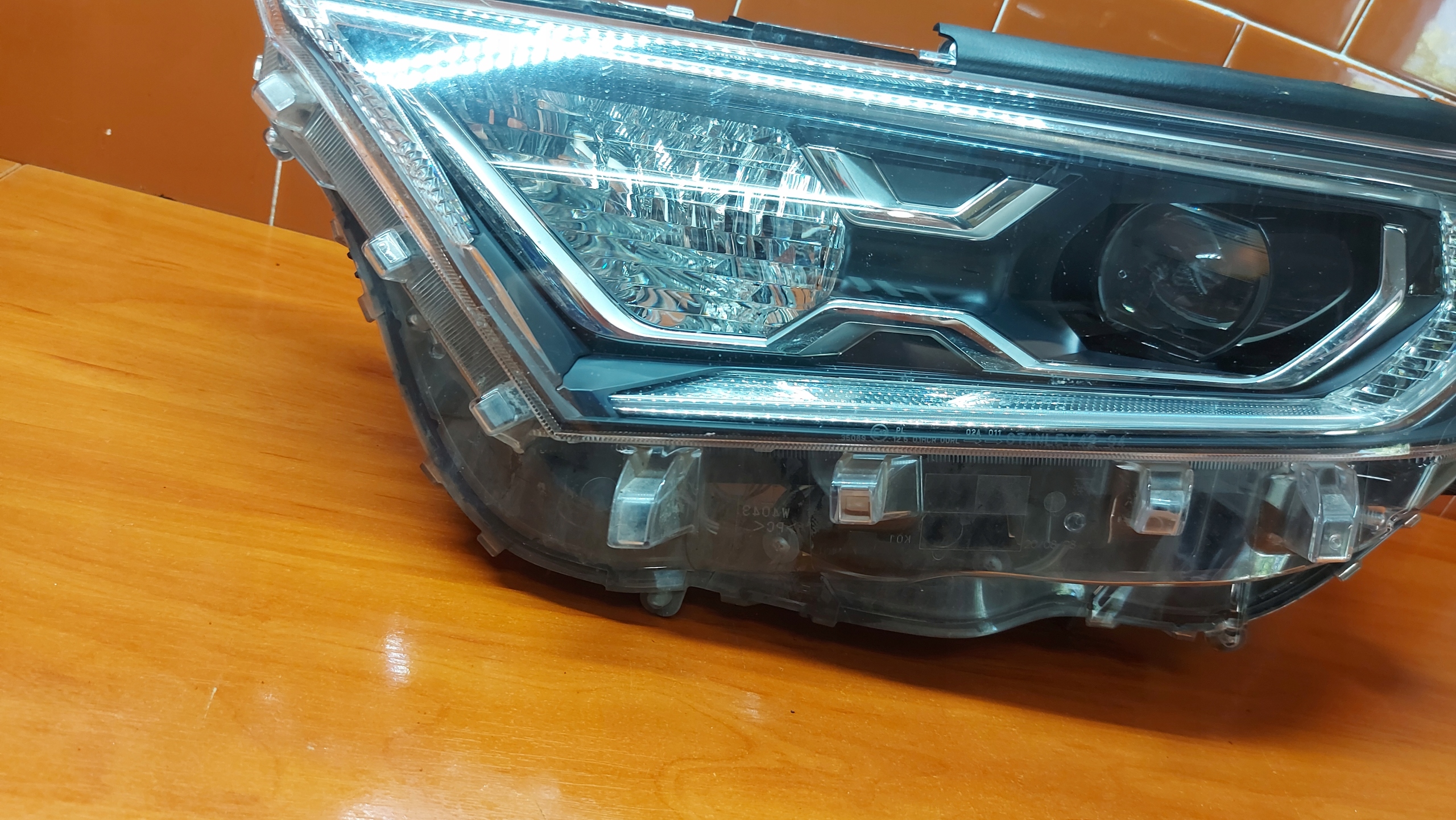 REFLEKTOR light left left front TOYOTA RAV4 V 18