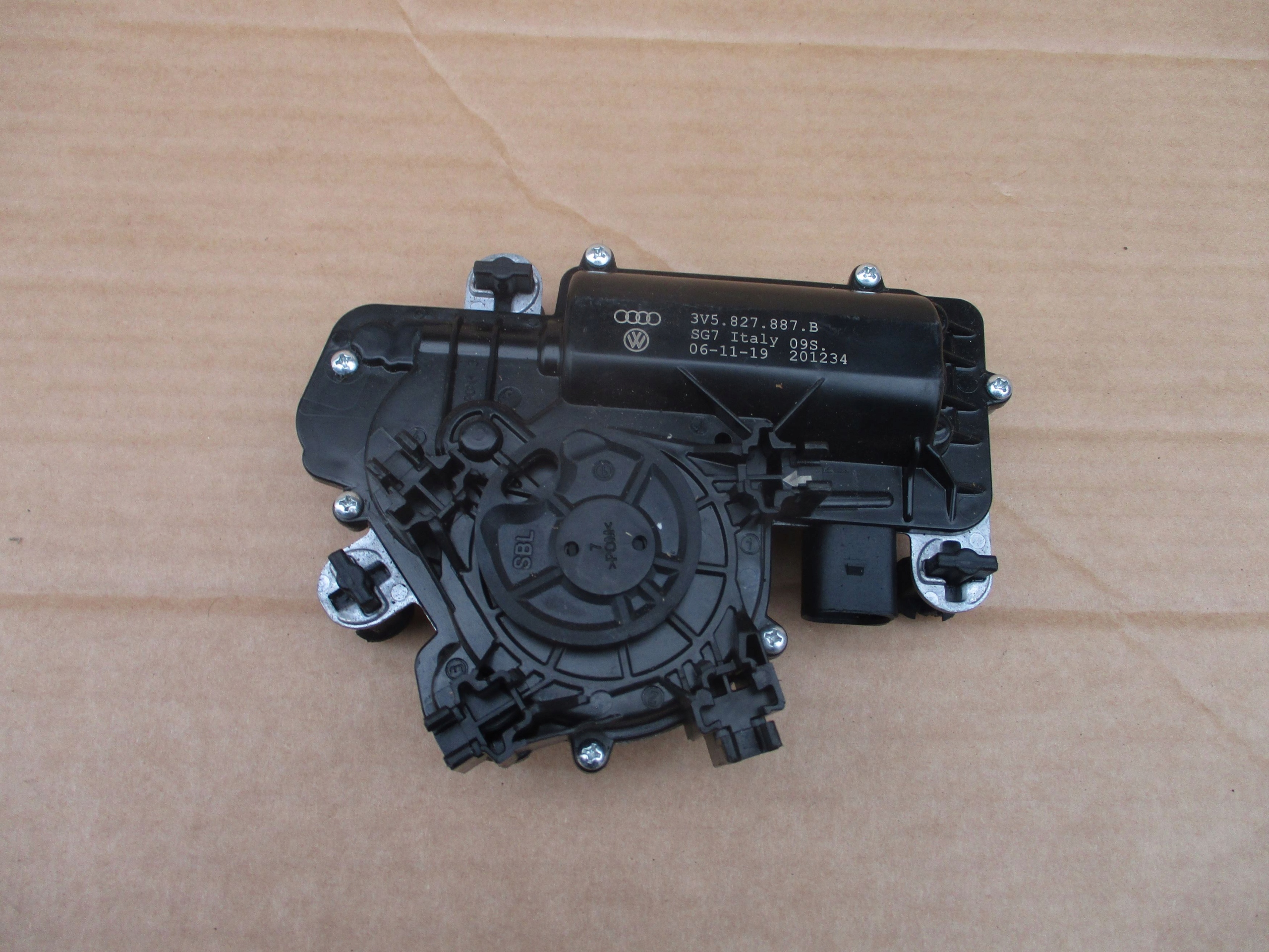 ZAMEK SILNICZEK DOCIĄGU KLAPY TYŁ SKODA SUPERB III AUDI A4 B9 A5 PASSAT B8