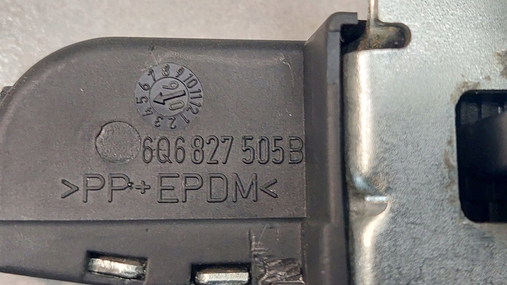 lock bonnet boot VW POLO IV 9N FL 6Q6827505B