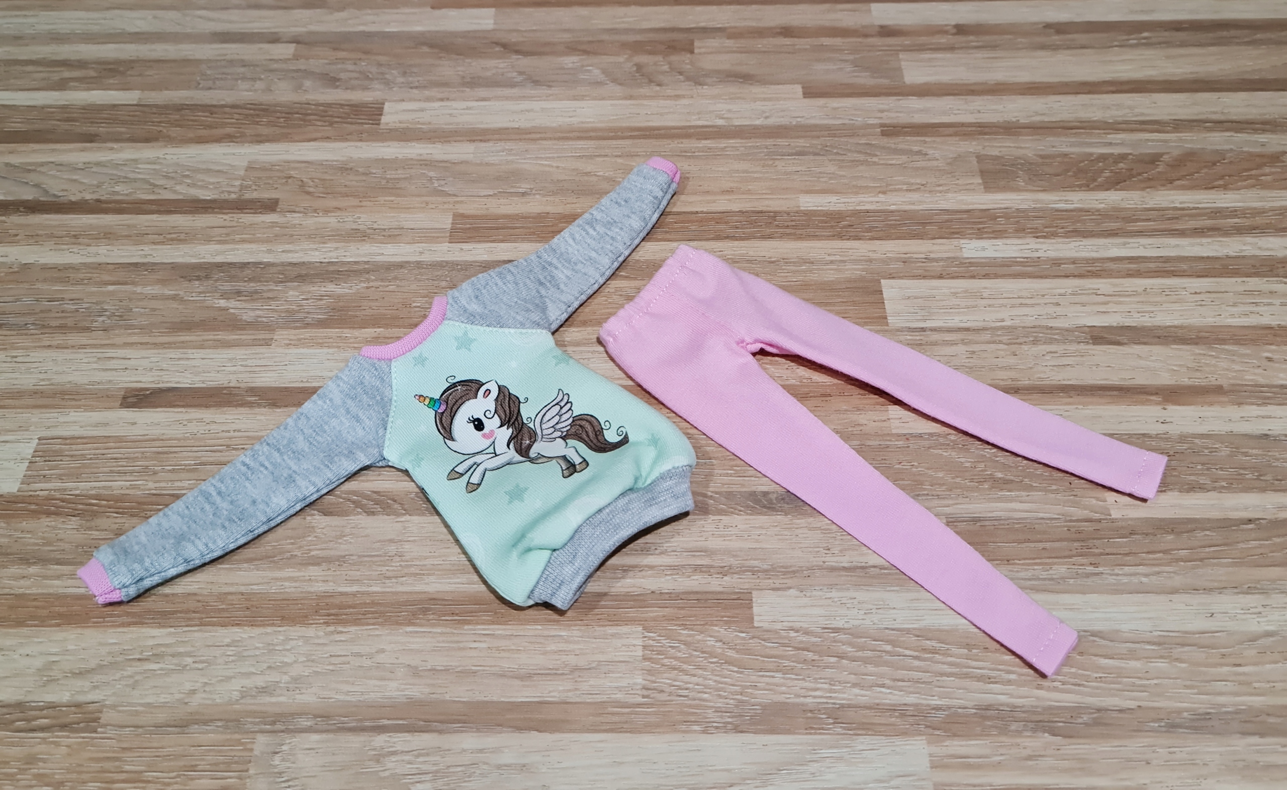 Ubranka dla lalek - Bluza i getry Wiek dziecka 4 lata +