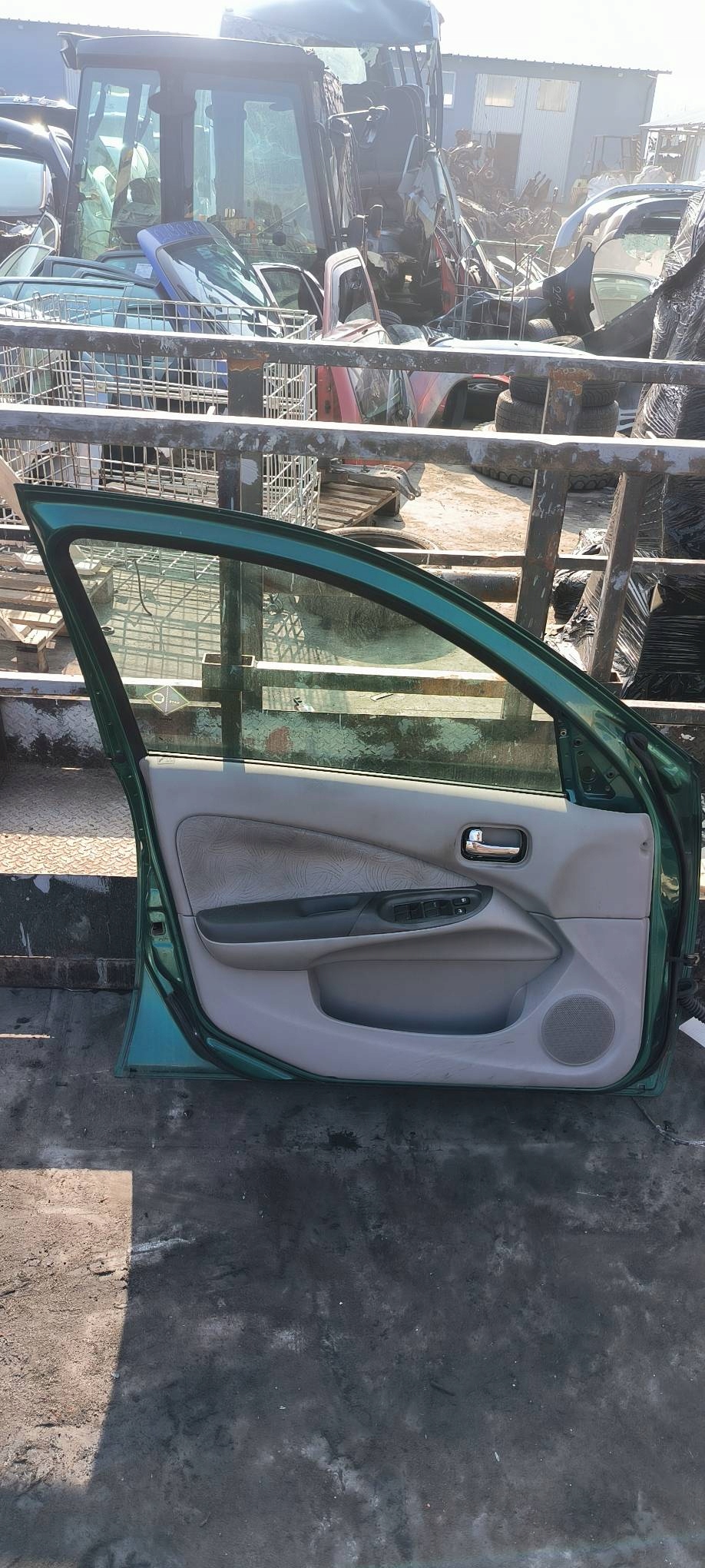 door left front DV8 NISSAN ALMERA