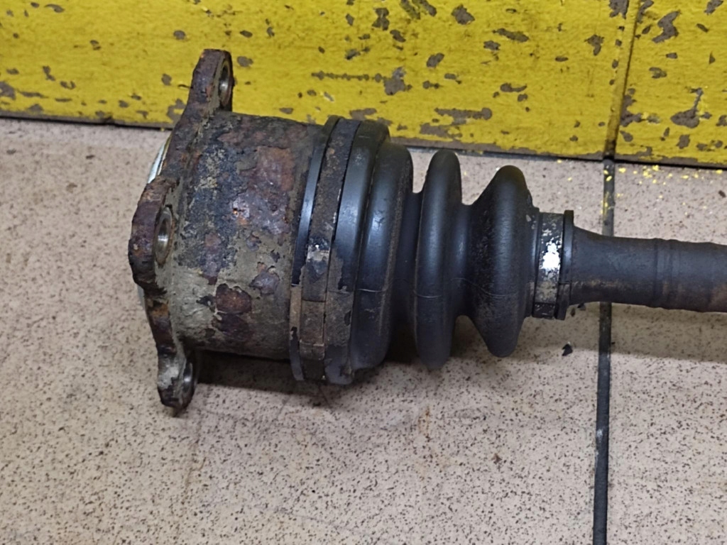 TOYOTA RAV4 II 2.0 D4D semi-axis left rear part
