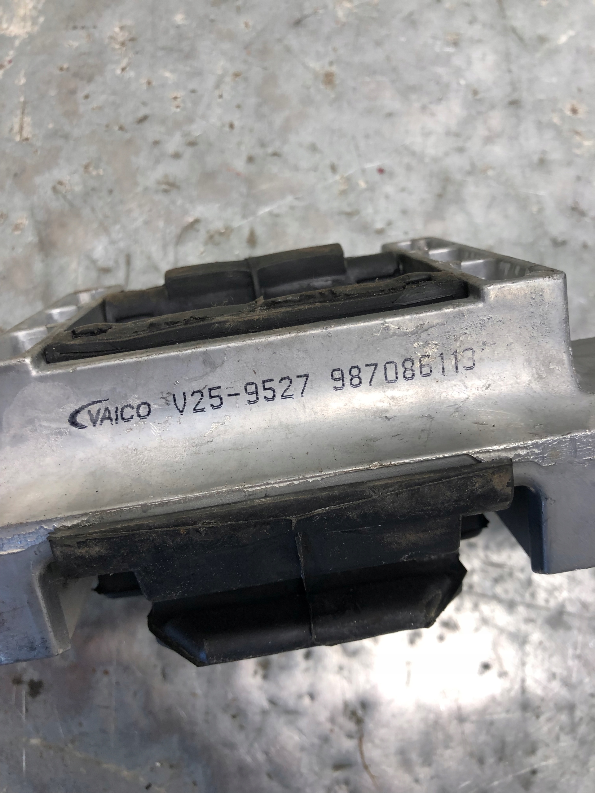 holder engine mount VAICO FORD MONDEO MK3 V25-9527