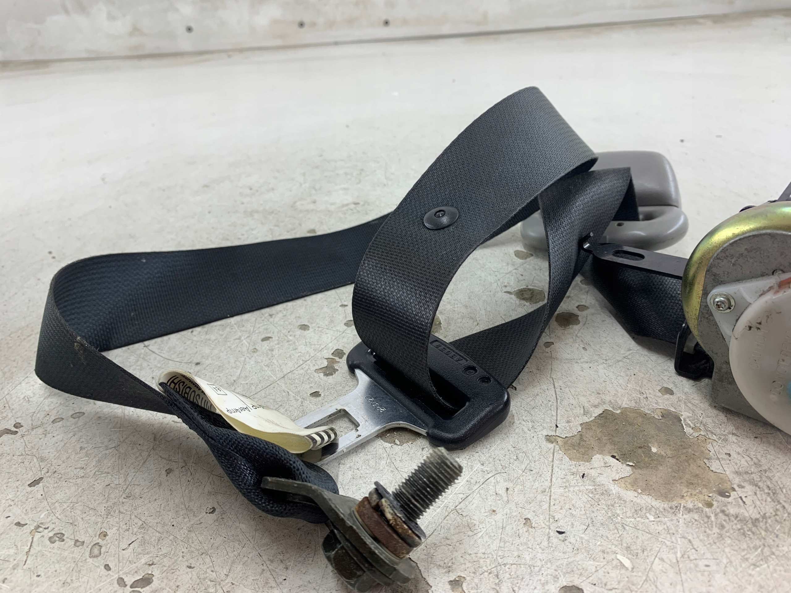 MITSUBISHI OUTLANDER and seat belt left front