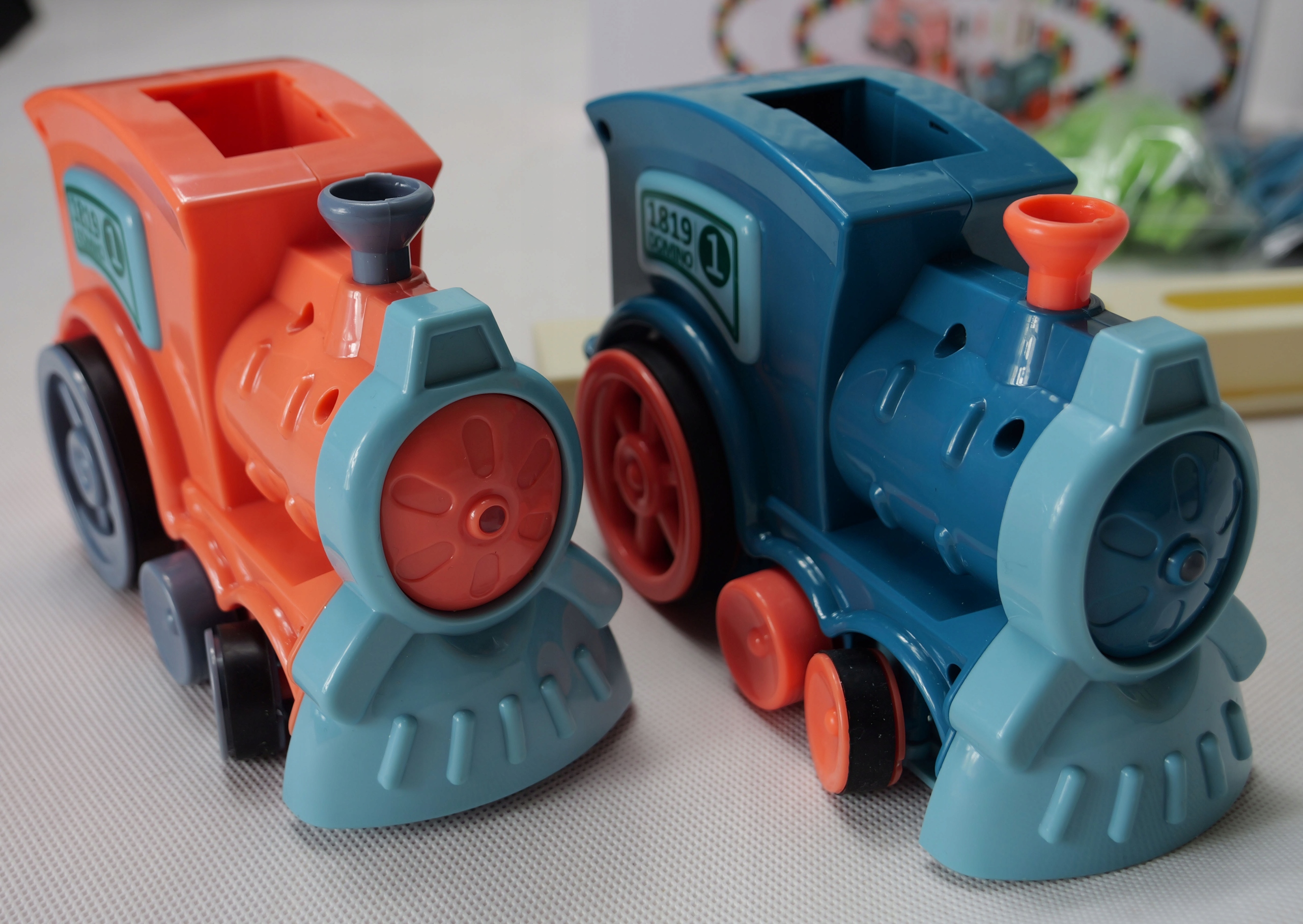 INTERAKTYWNY POCIĄG UKŁADA KLOCKI DOMINO,LED, DŹWIĘK Model 01