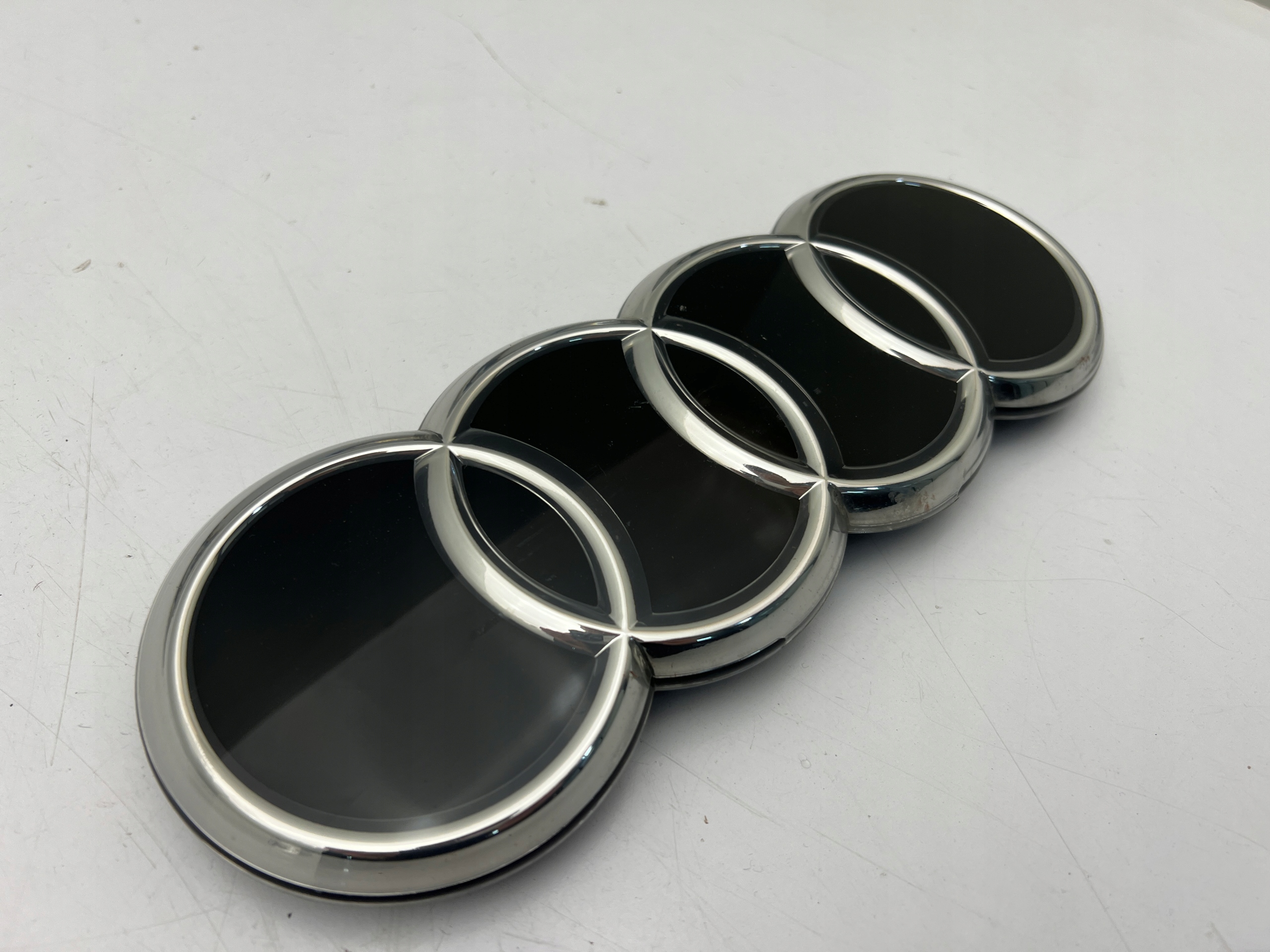 AUDI Q4 E-TRON 89A EMBLEMAT LOGO ZNAZCEK ATRAPY POD RADAR ORYGINAŁ Numer katalogowy części 89A853605