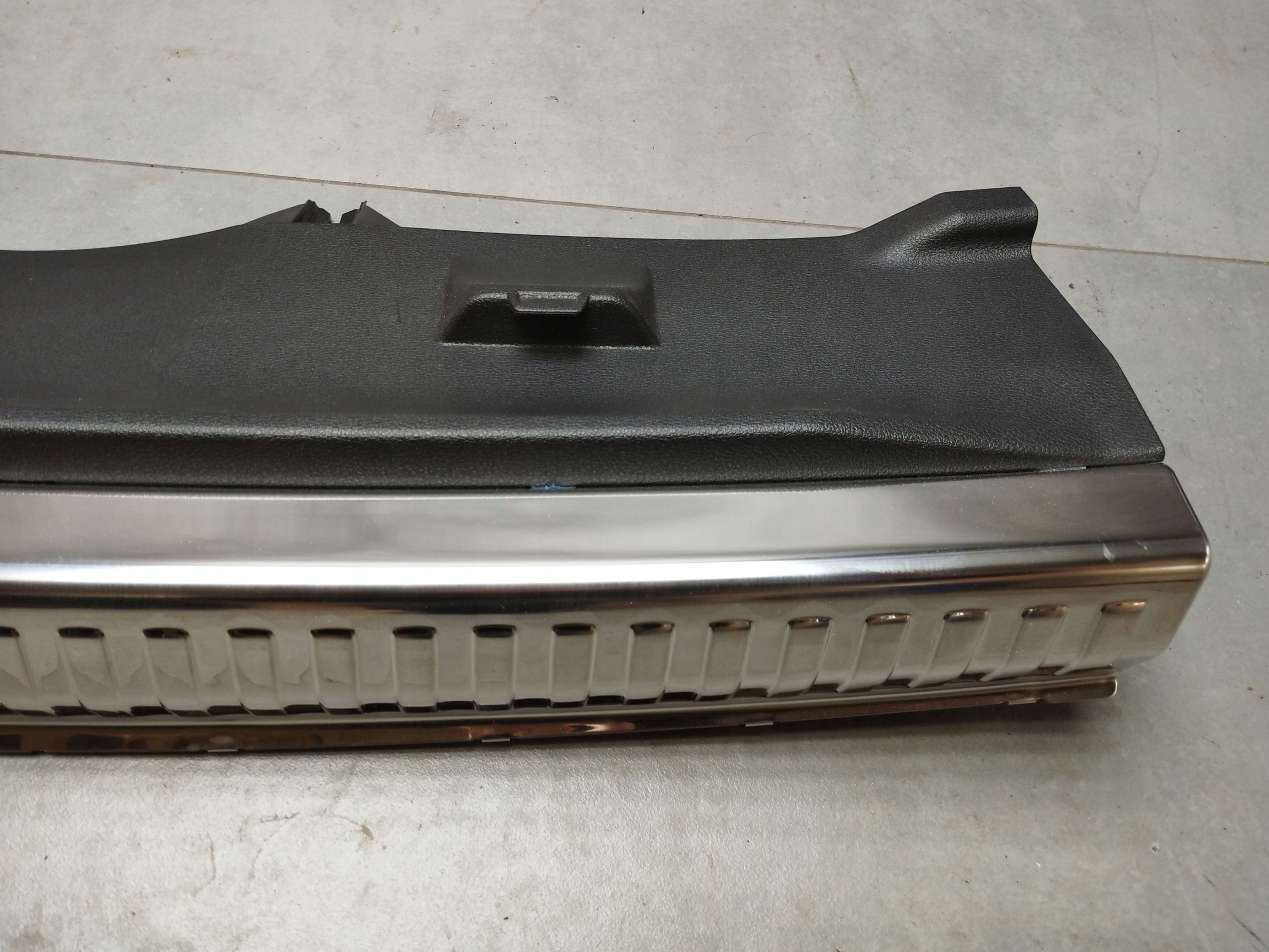 Audi Q3 F3 83A cap of the threshold boot 83A864483B