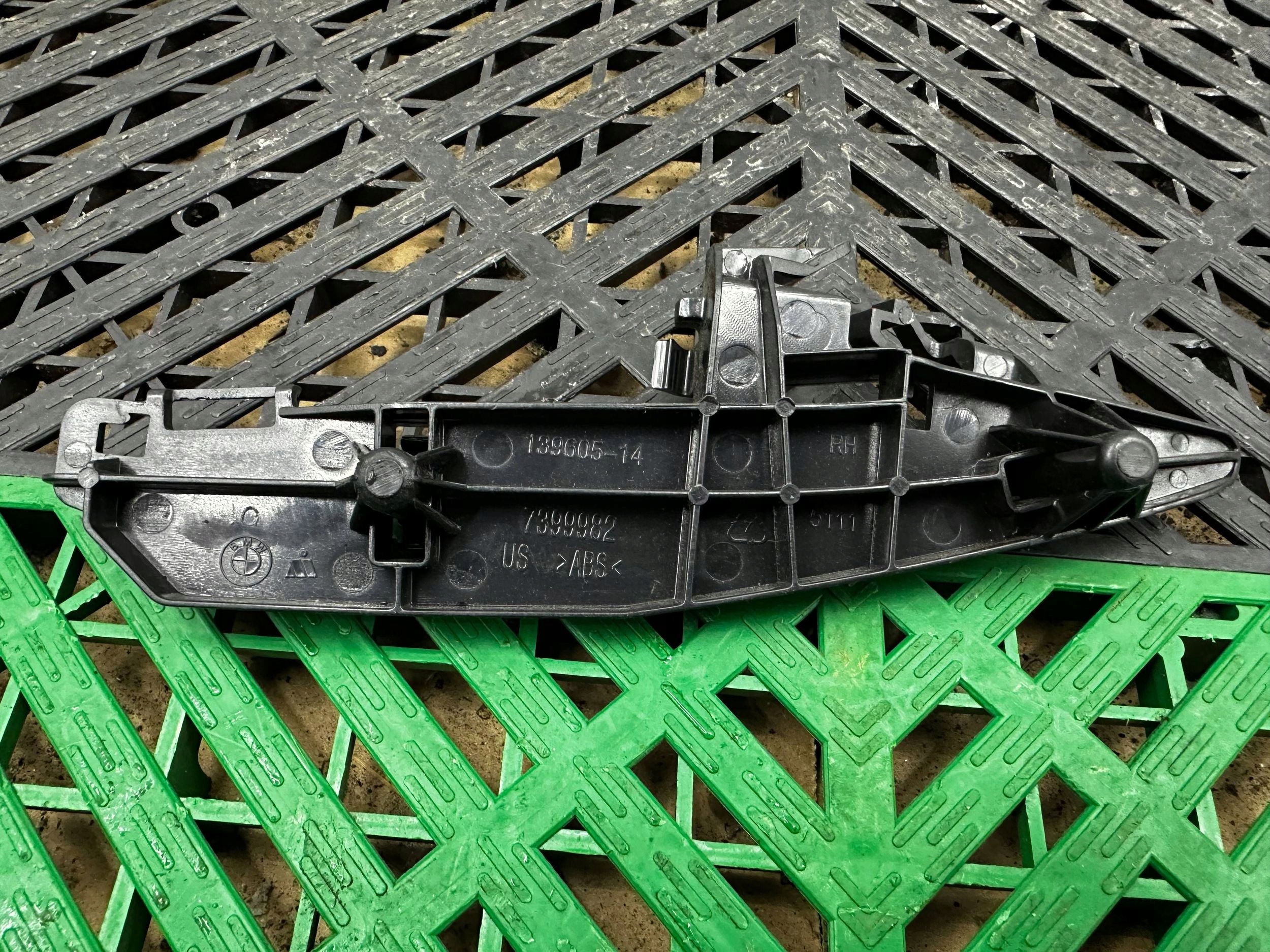 bumper bracket of the front BMW X3 G01 7399982