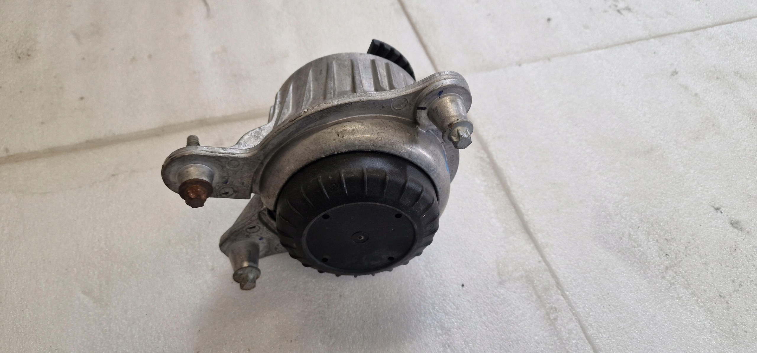 engine mount 2.0 CDI MERCEDES E C238 W238 W213 2018 A2382400200