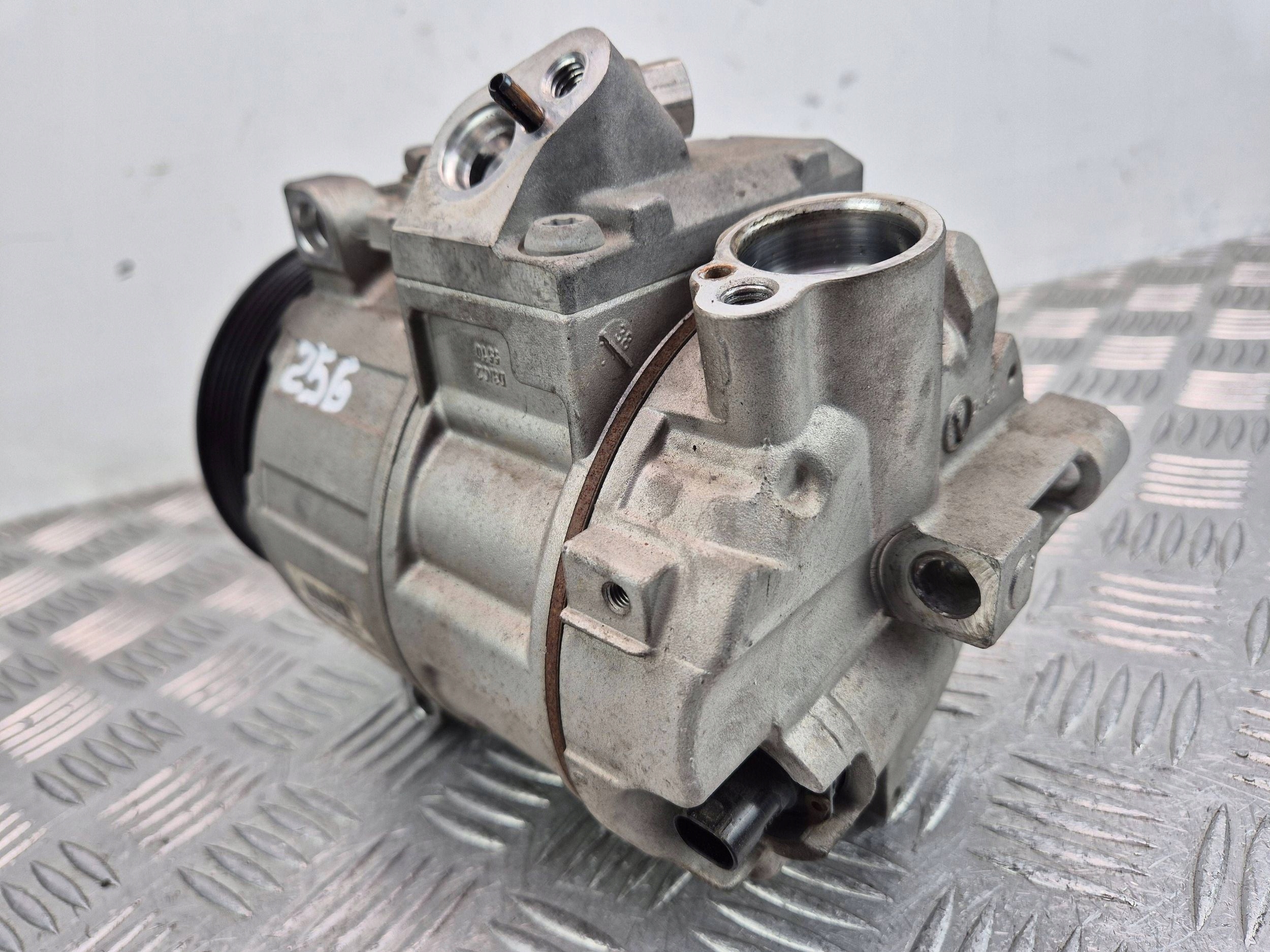 Mercedes E200 CGI W212 compressor; compressor of the air conditioning A0008307800