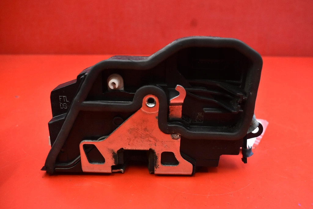 lock door left front front EU 7202143 BMW X1 E84 LIFT 12-15