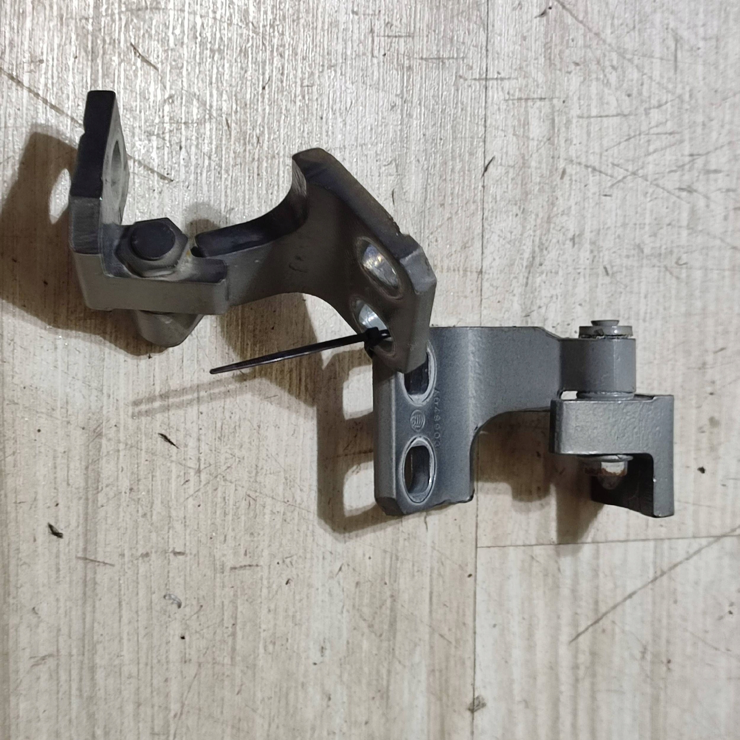 hinges door przednich front side right Fiat 500X A048903