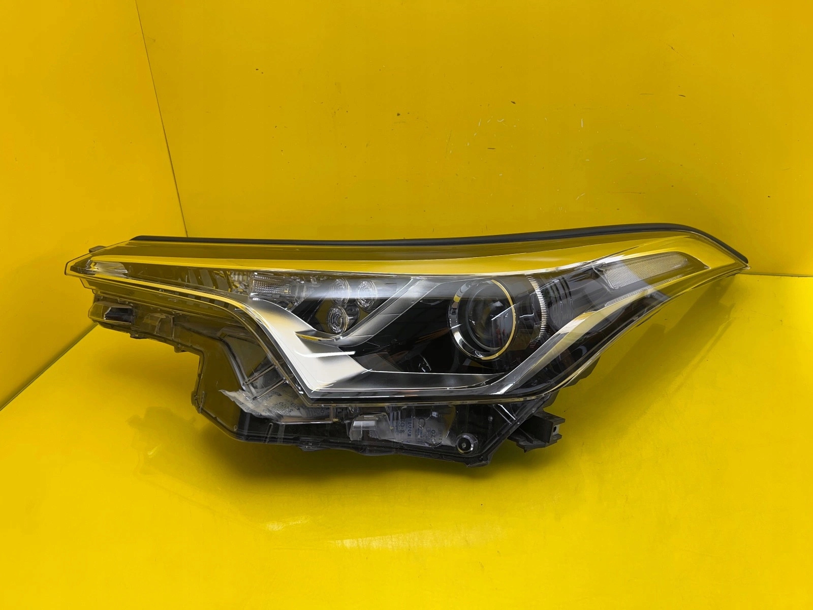 light left Toyota CHR CH-R 81170-F4031 H7