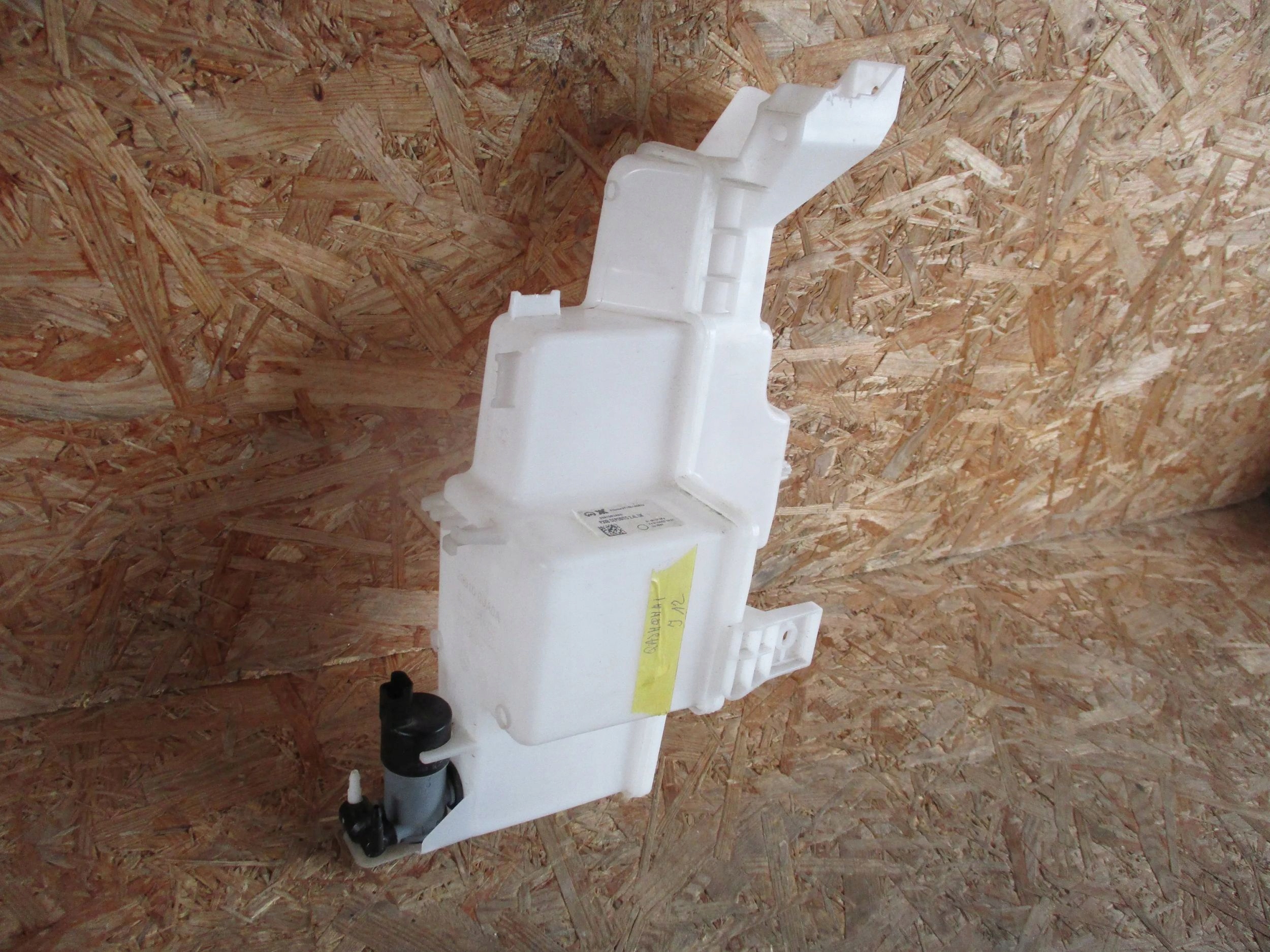 washer fluid tank NISSAN QASHQAI J12