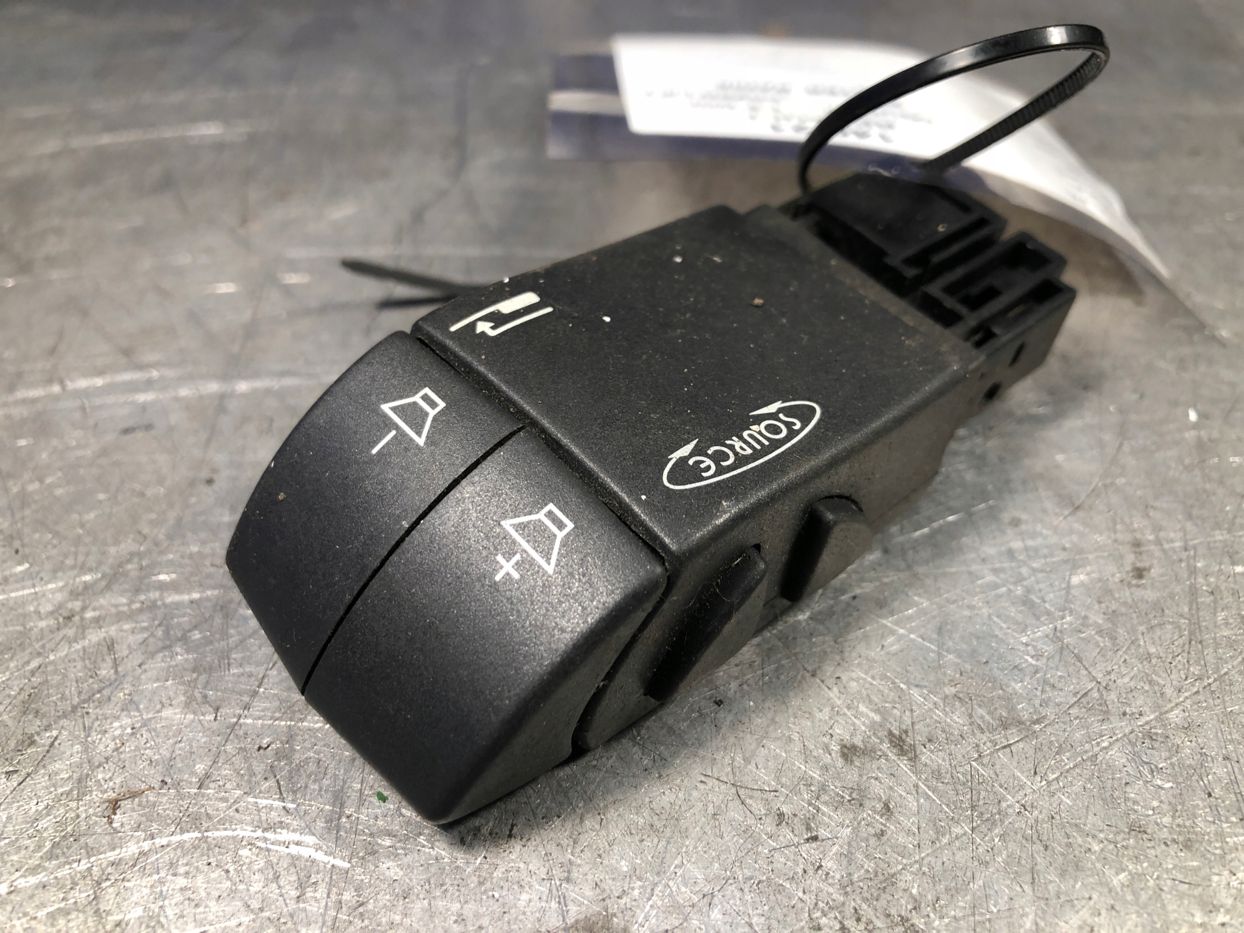 BEDIENTEIL RADIA RENAULT LAGUNA II HB 34442201AD
