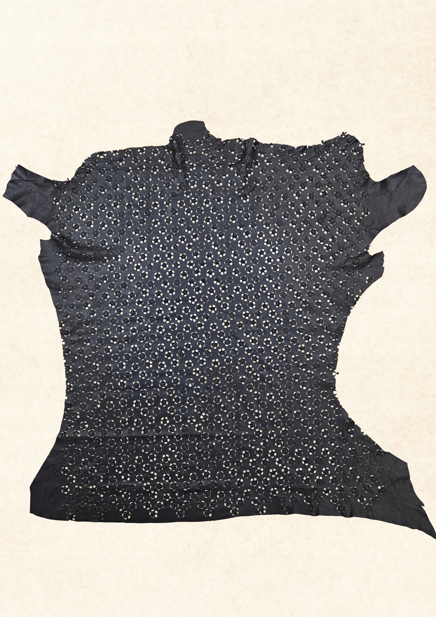 Přírodní lícová kůže řezaná laserem do květin