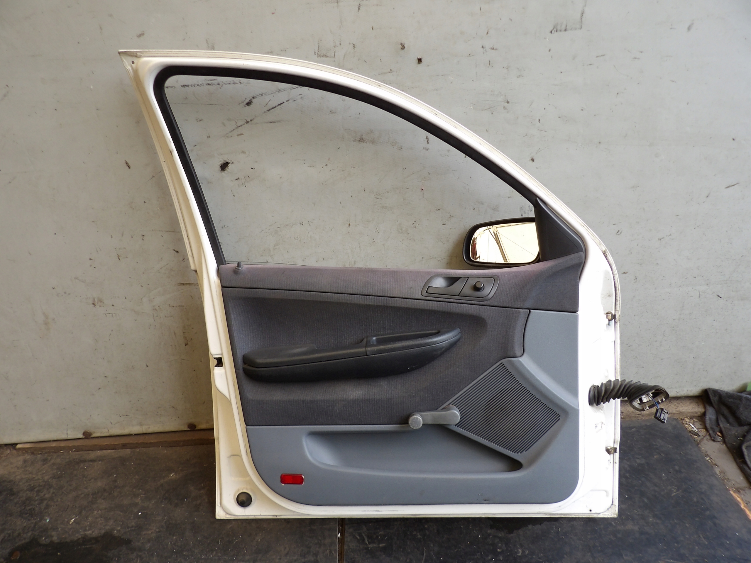Skoda Fabia and door front left kombi colour lak. 1026