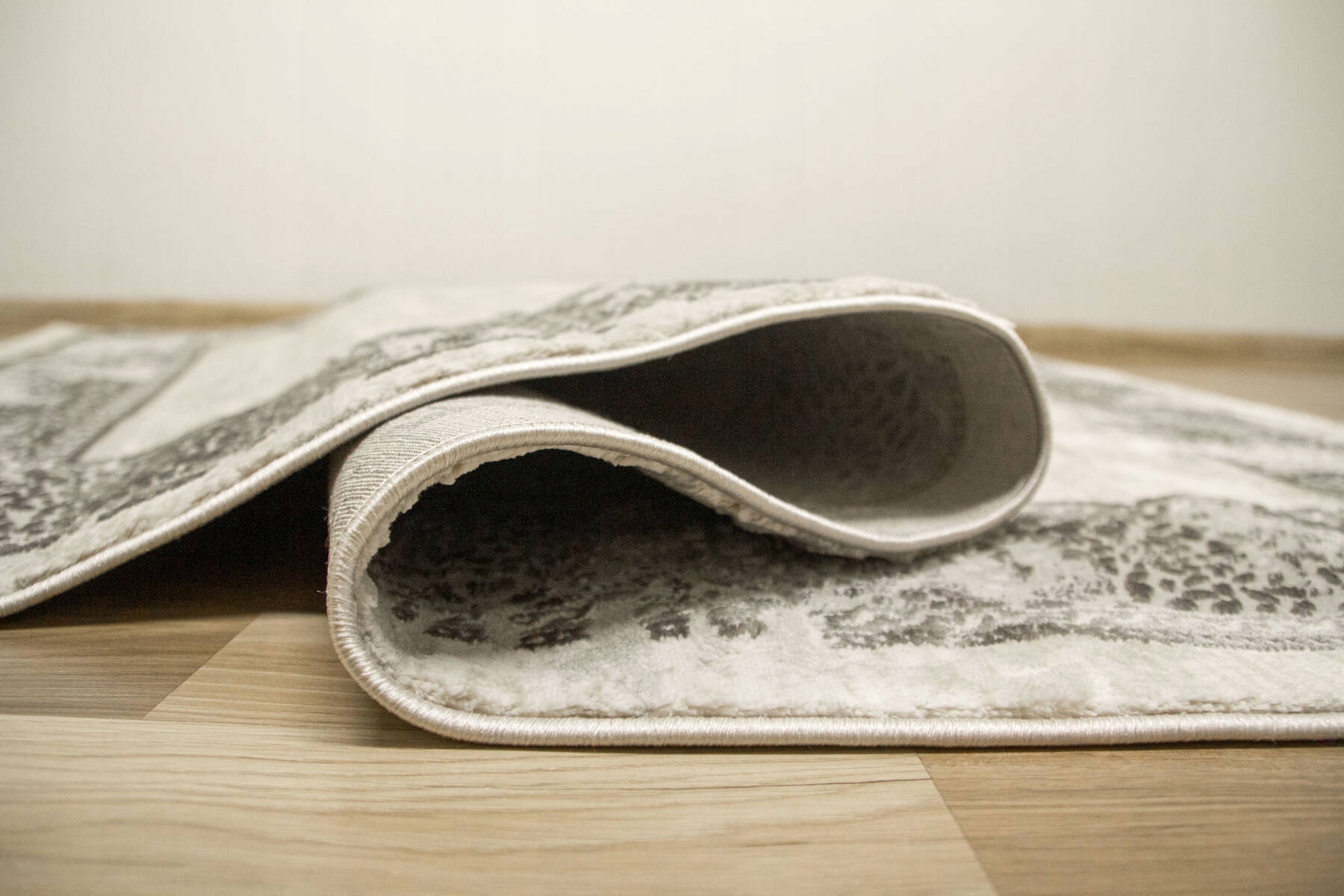 140x190 cm DYWAN GARDA SZARY KREMOWY ORNAMENTOWY MARMUR Z RAMKĄ Gramatura 2 kg/m²