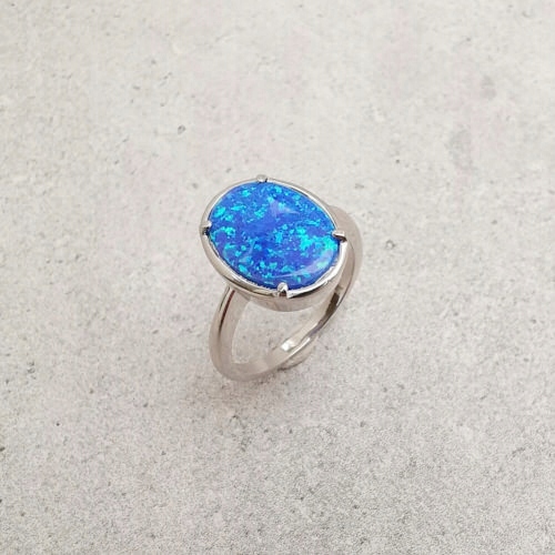 Stříbrný oválný prstýnek s opálem