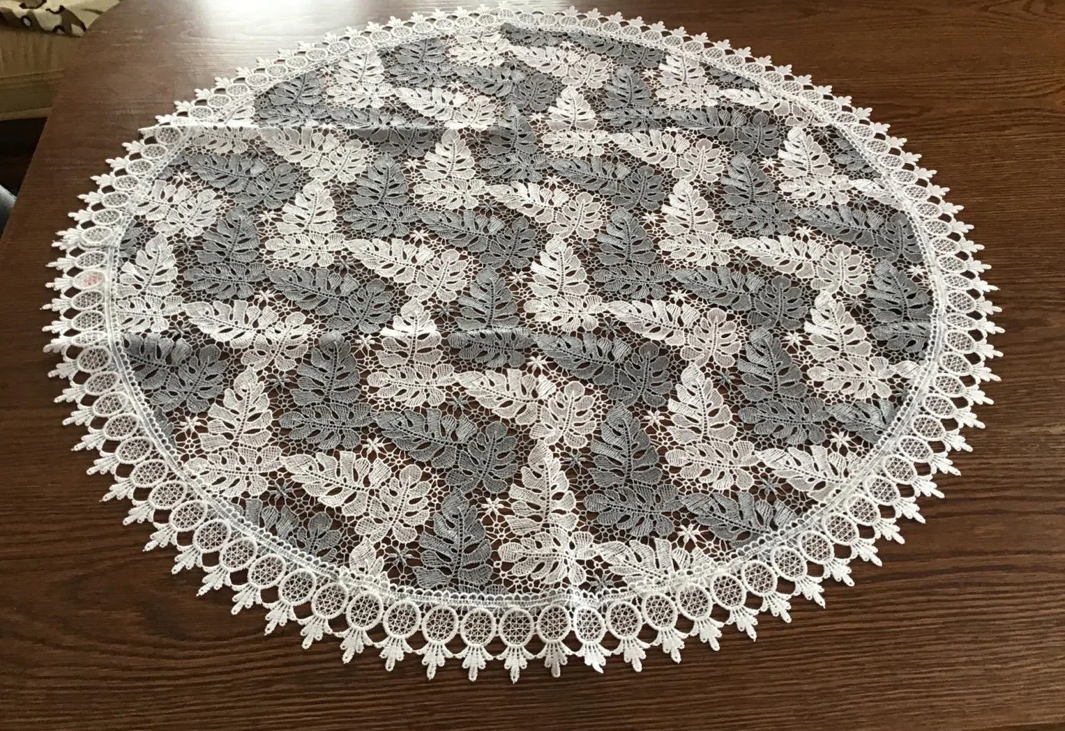 

Obrus Okrągły Biało Szary Cały Koronkowy 130cm