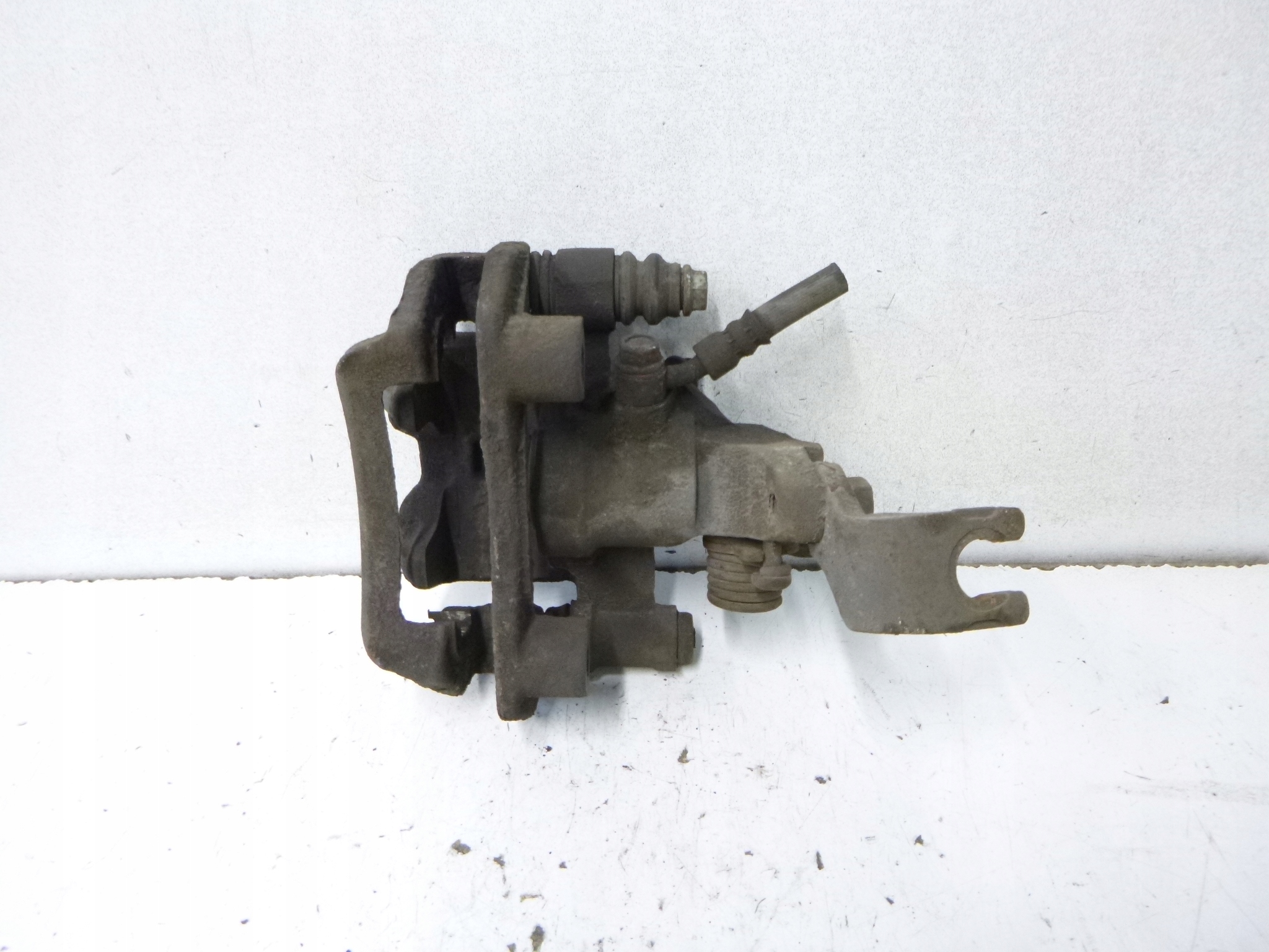 caliper brake rear part right Mazda Premacy 2002r.