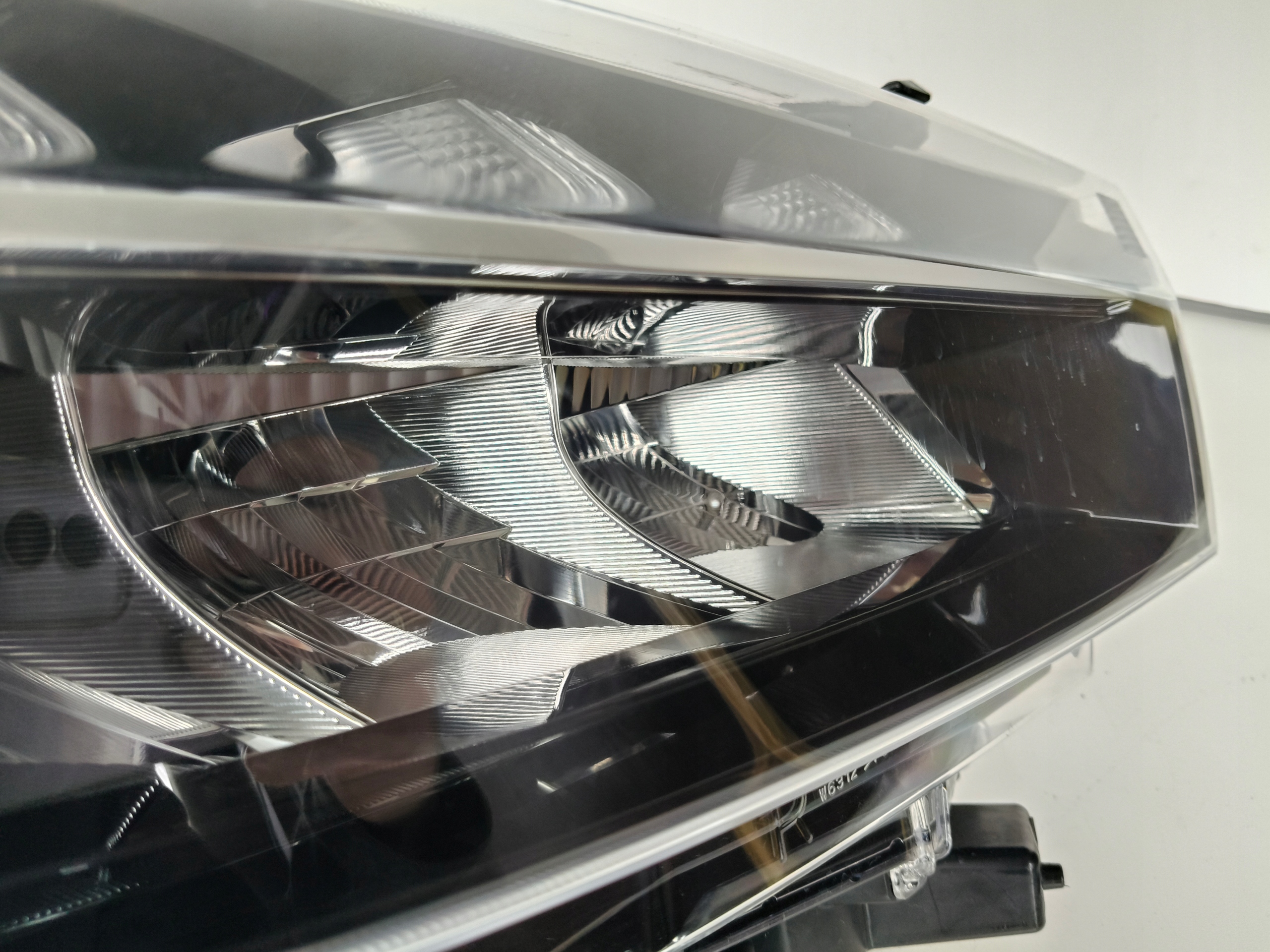 light right REFLEKTOR SUZUKI SX4 S-CROSS 22- FULL LED