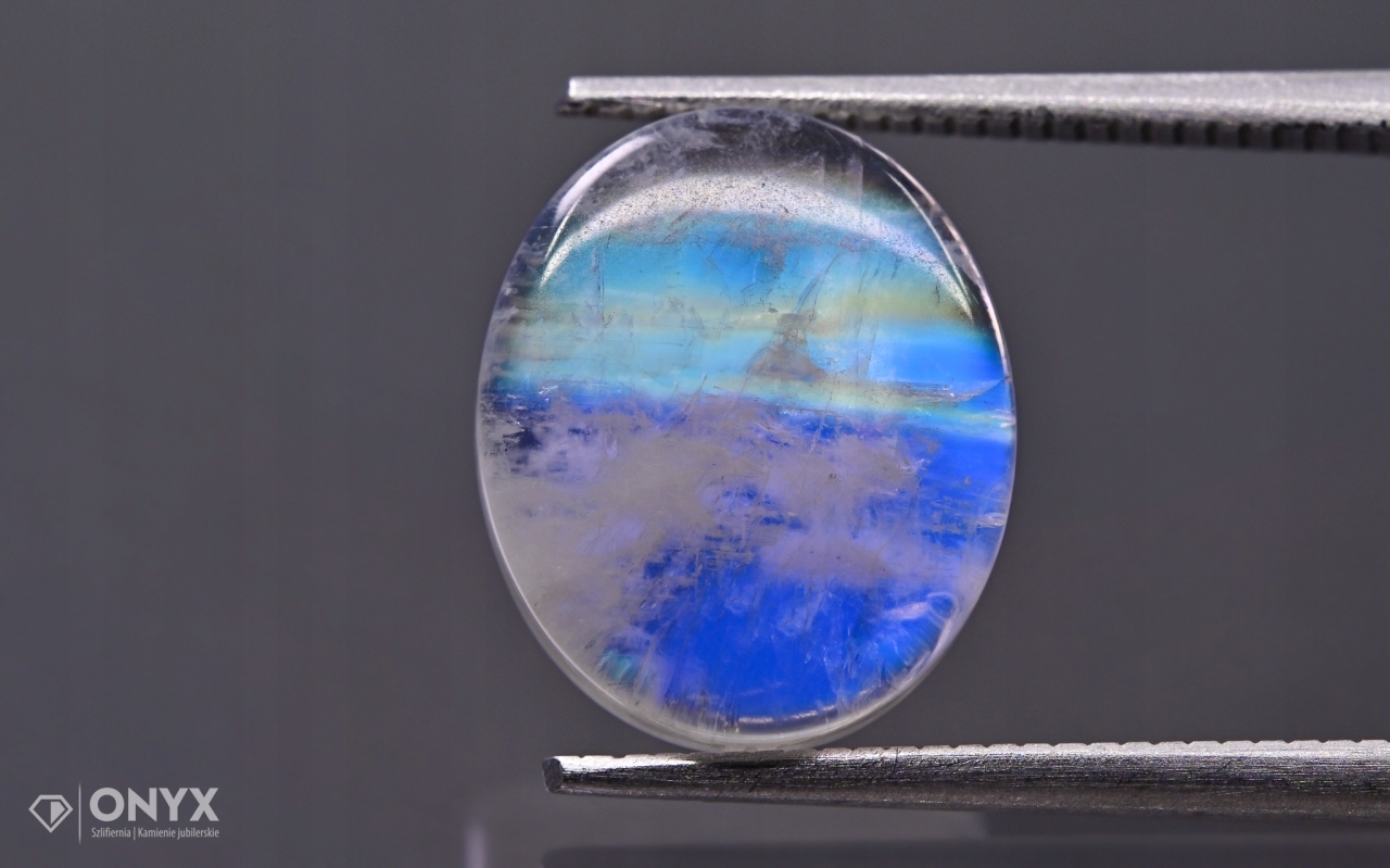 Měsíční kámen mělký ovál 11,5x10 mm