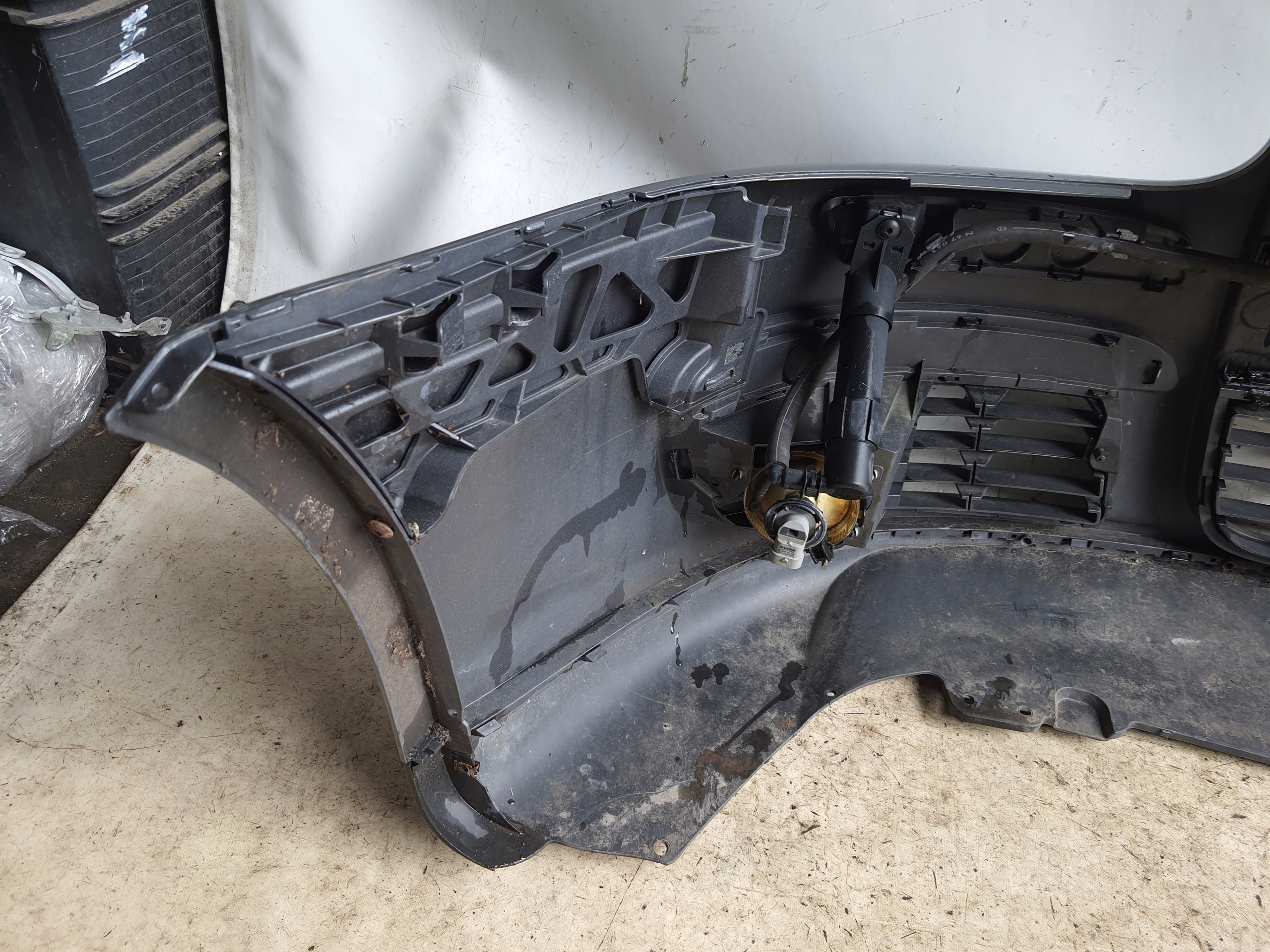 VOLKSWAGEN JETTA 05-10 bumper + XENON GOLF V KOMB