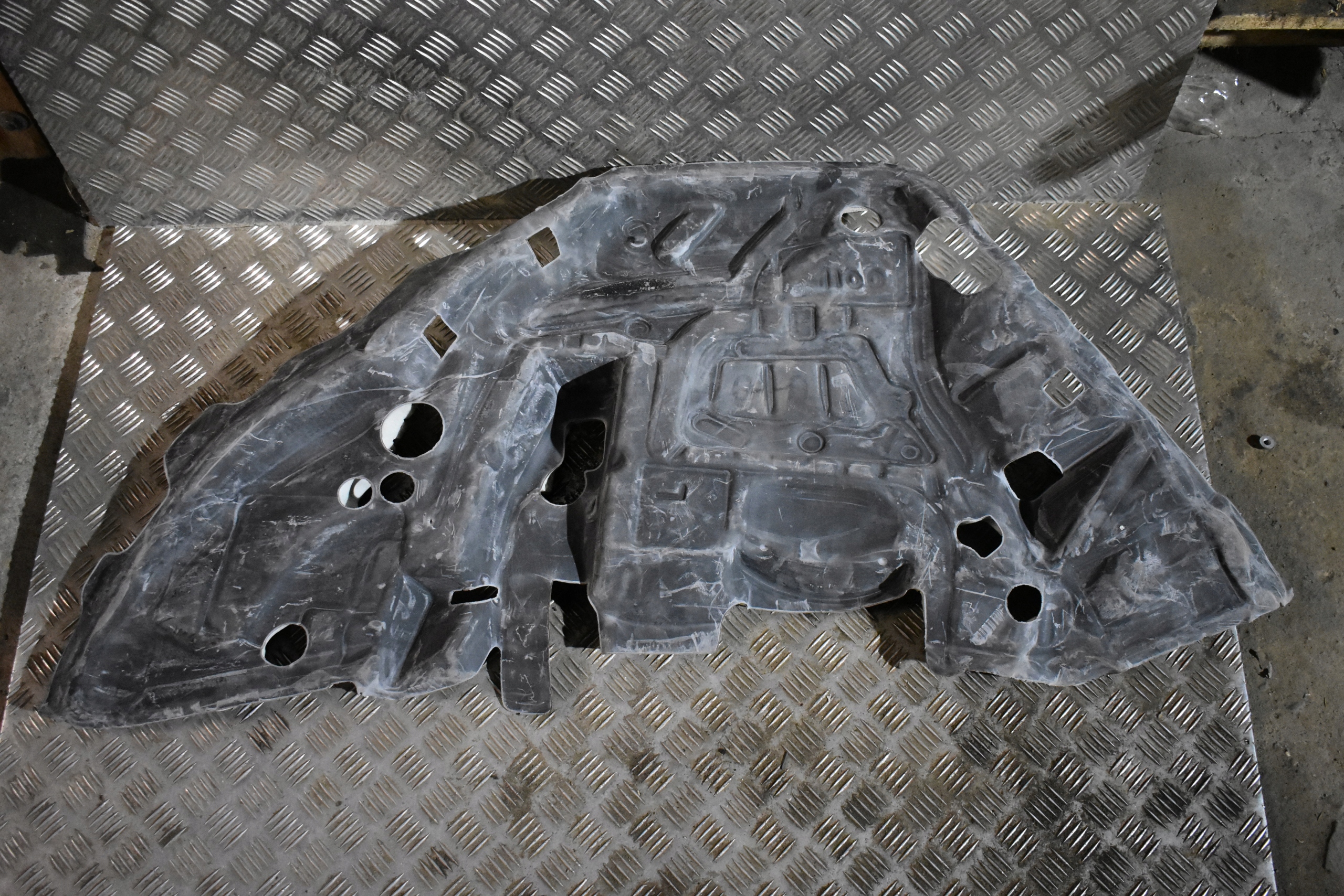 hangszigetelő NADKOLA bal hátsó MERCEDES W167 1