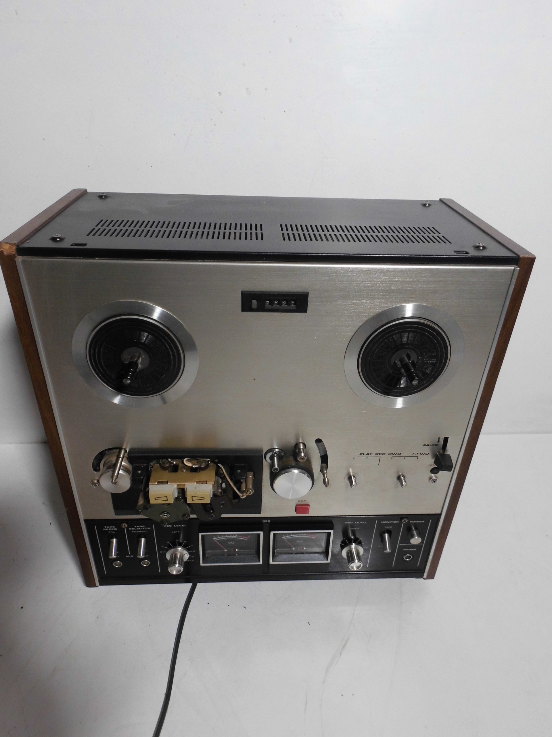 Магнитофон Akai GX-210D серебристый