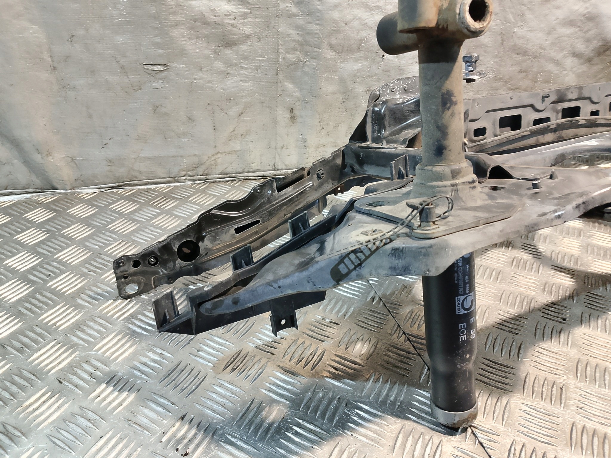 stěna chladičů příčka BMW E39 3.0 D