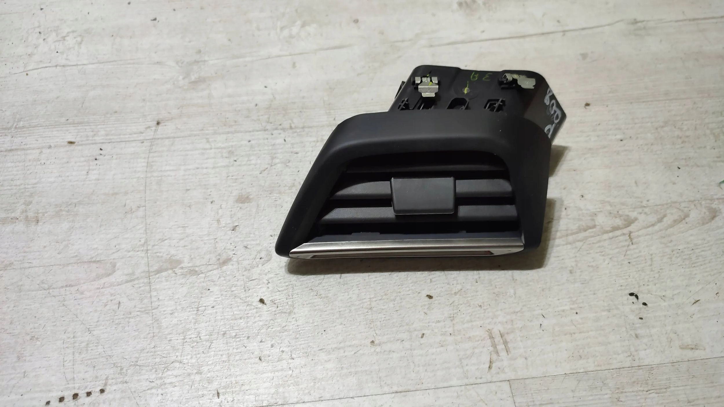 Peugeot 208 II 23r 1.2 right side grid air conditioning devices side