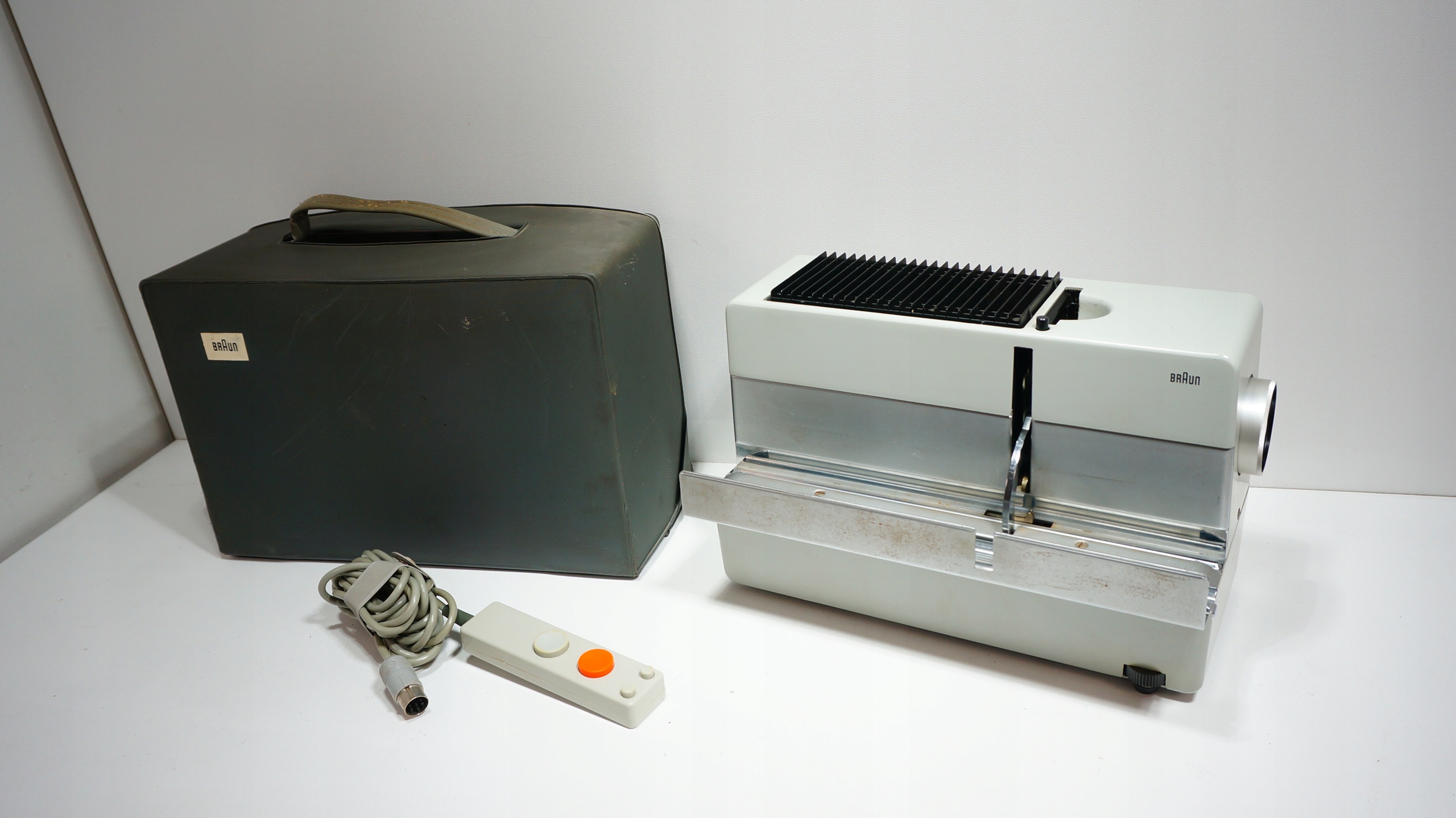 Mały Kompaktowy Rzutnik Do Slajdów Braun AG TYP D46 + Torba + Pilot