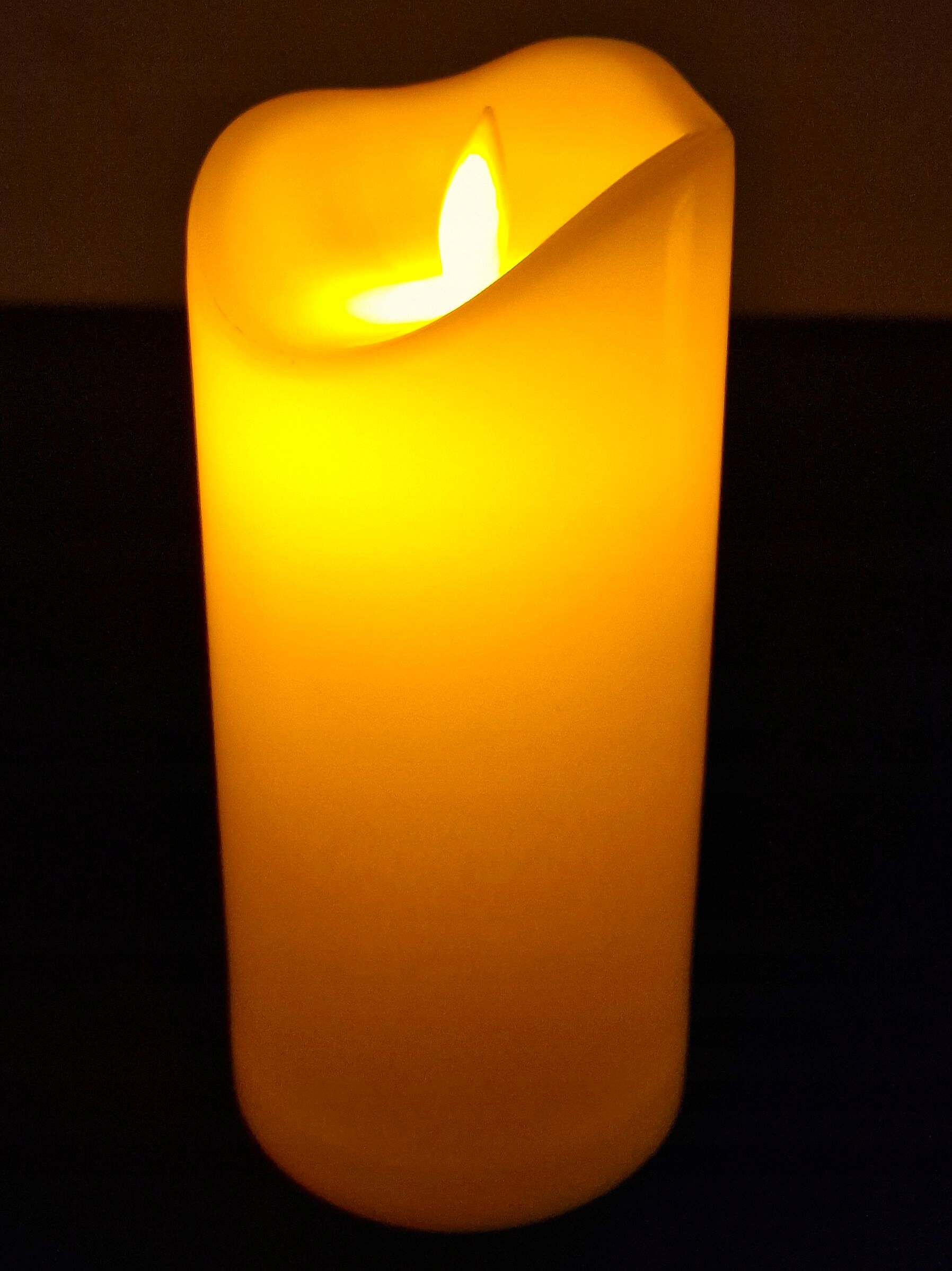 ŚWIECZKA LED WKŁAD DO ZNICZA ZNICZY RUCHOMY PŁOMIEŃ NA BATERIE ŚWIECA R6 Wysokość produktu 15 cm