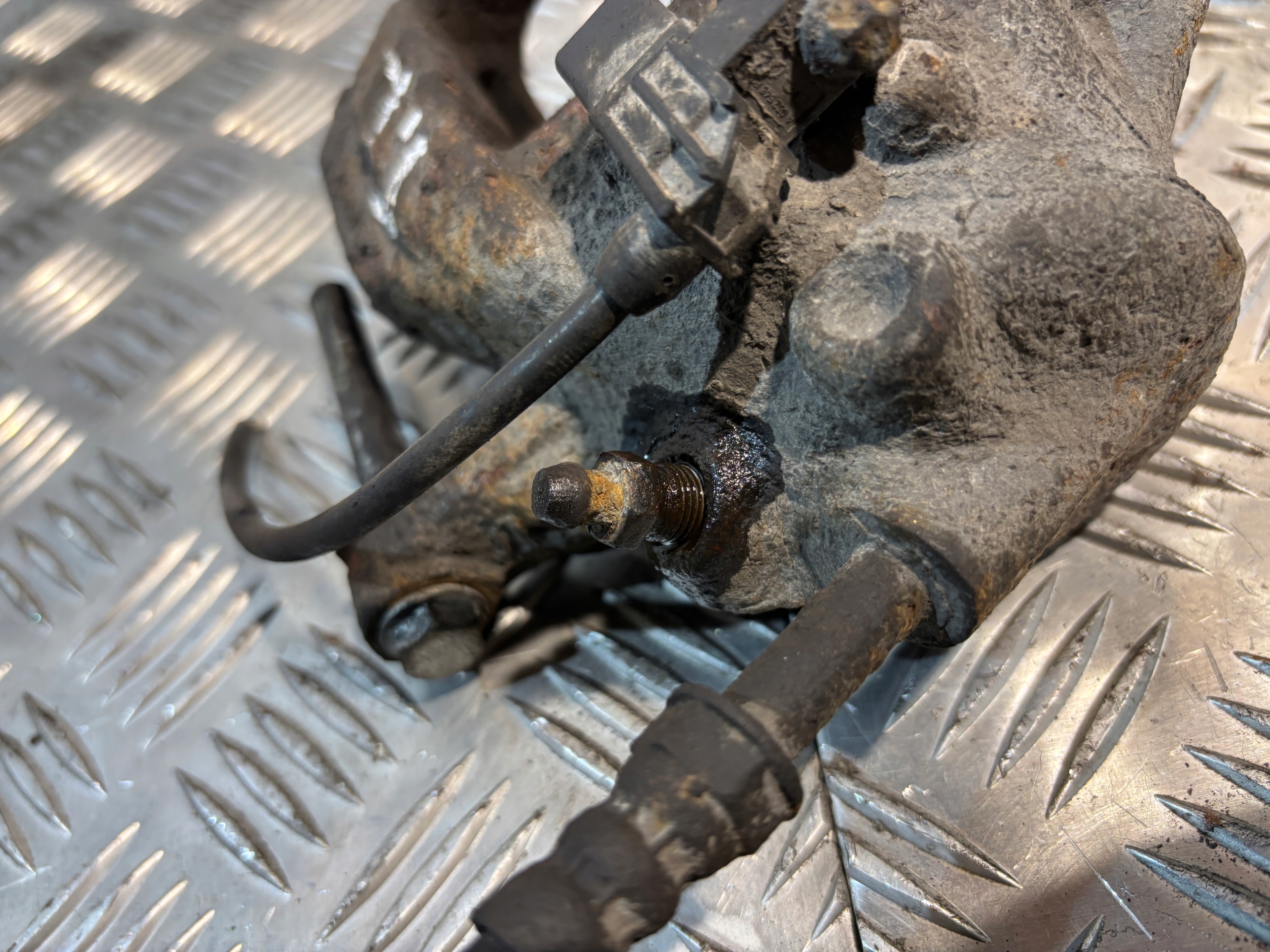 caliper brake left rear part Volkswagen Crafter and 2,5TDI