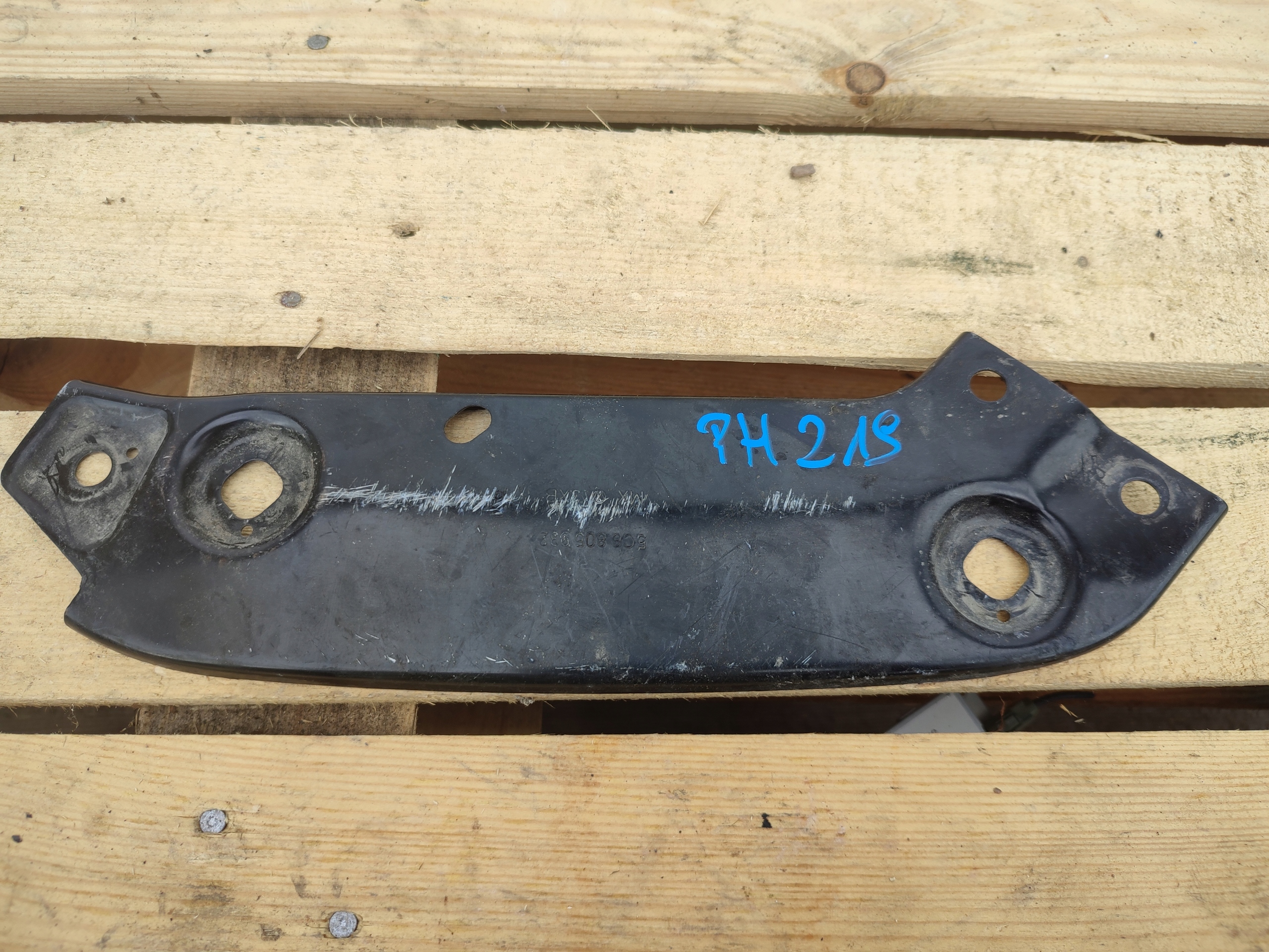 console holder supports 5C6805931 left front VW JETTA 5C