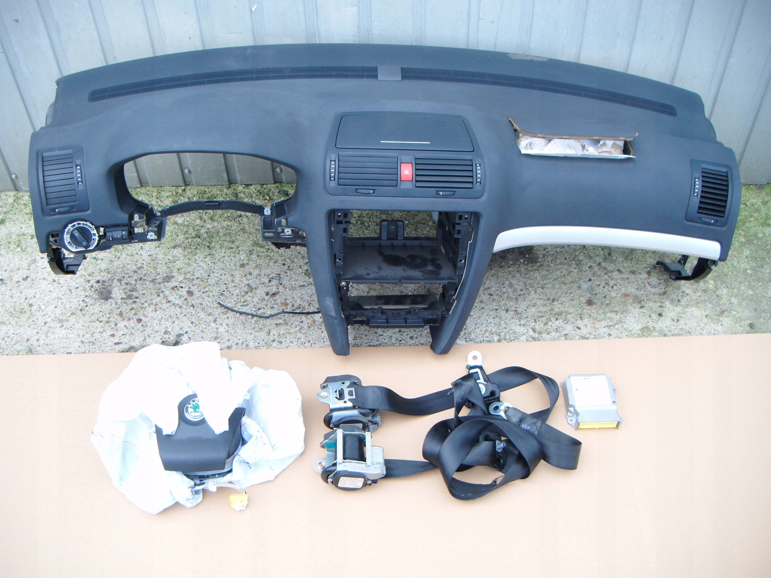 SKODA OCTAVIA 2 II 04- DESKA KONSOLA KOKPIT PASY PODUSZKI