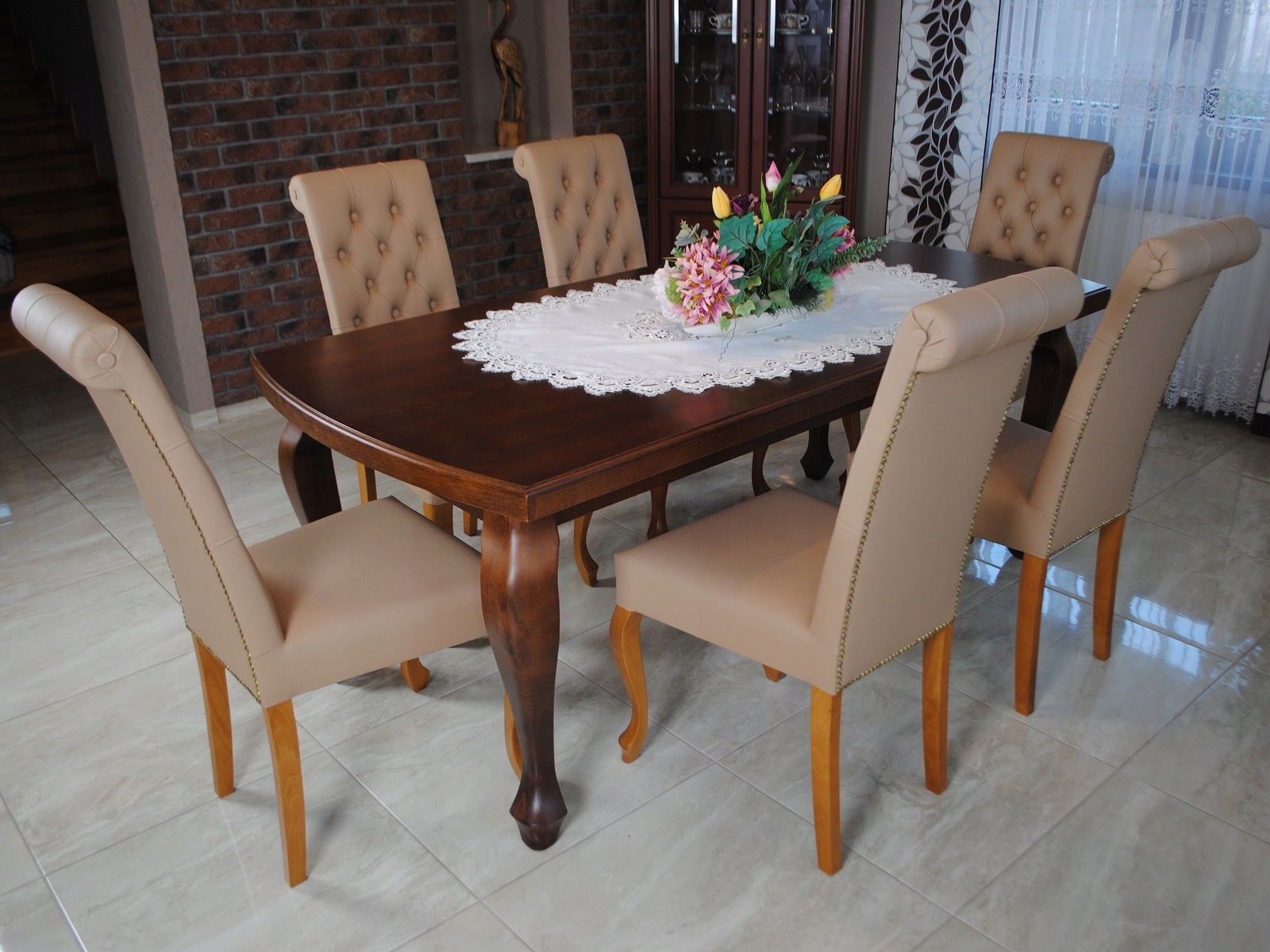 KRZESŁO PIKOWANE OPARCIE GLAMOUR Z WAŁKIEM CHESTER Szerokość mebla 50 cm