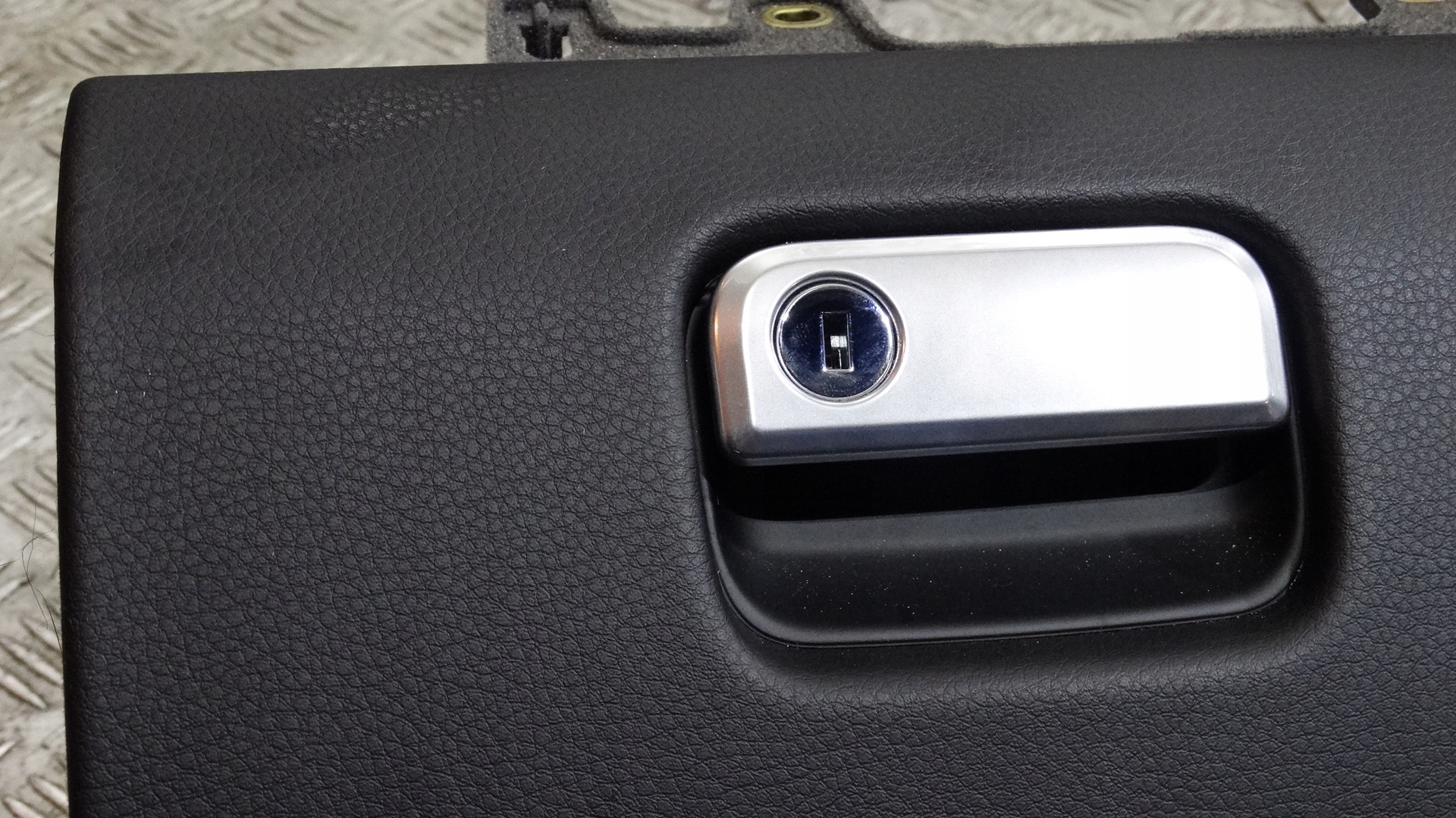 IDEALNY HANDSCHUHFACH DES BEIFAHRERS PORSCHE CAYENNE 7P5 1