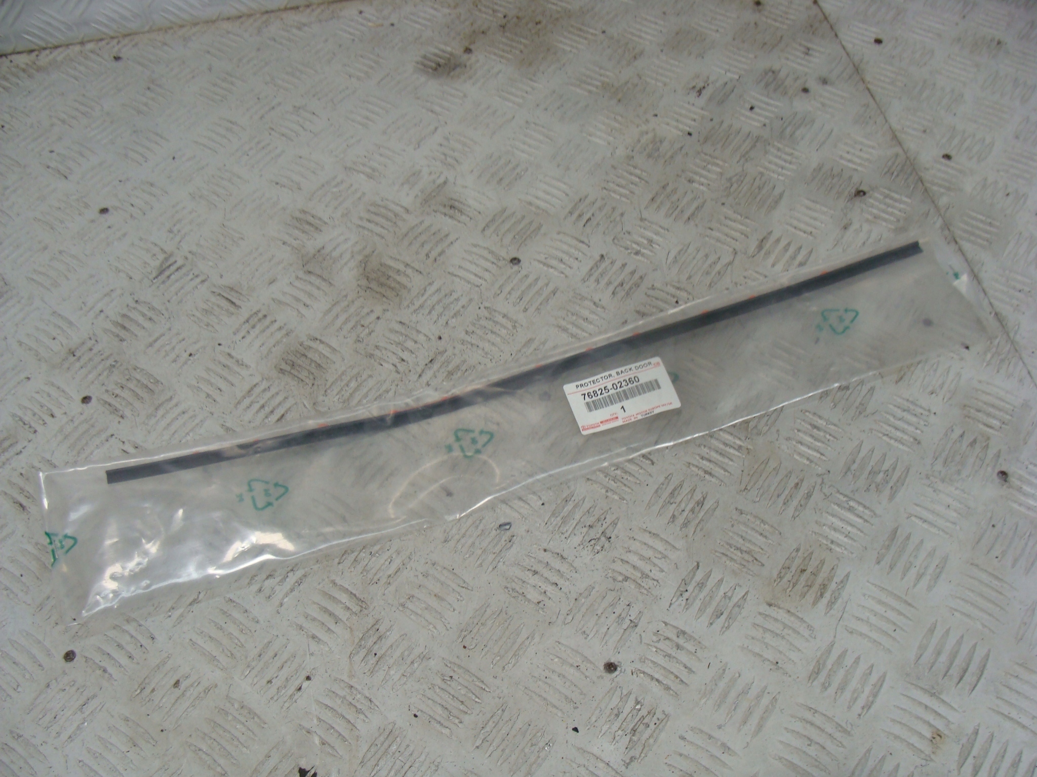 TOYOTA COROLLA USZCZELKA BAGAŻNIKA 76825-02360