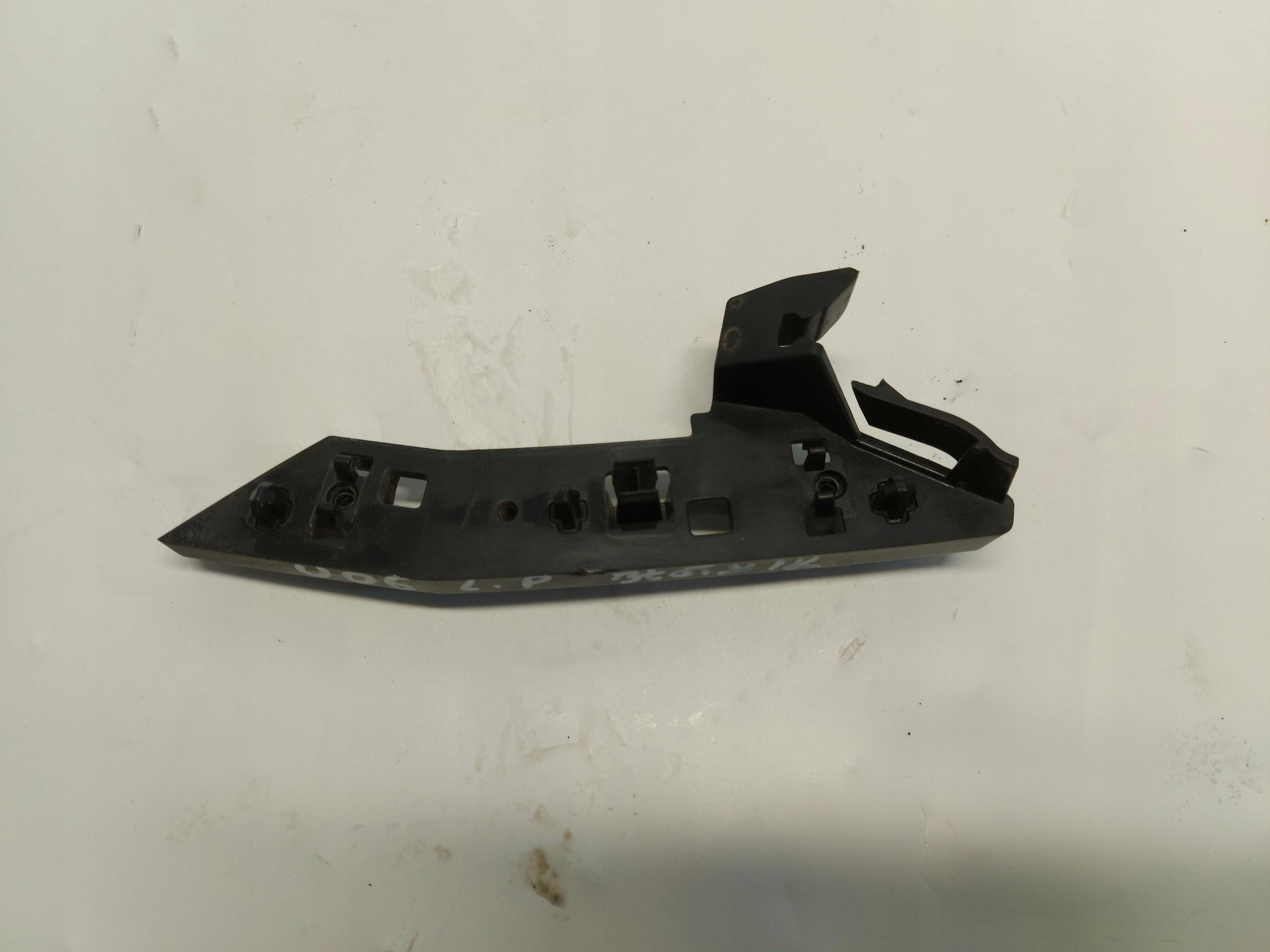 BMW U06 200i support holder of a bumper front left 8737171
