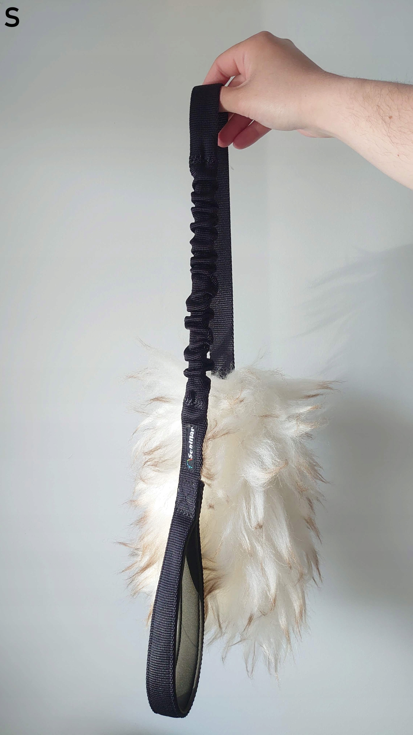 Levně Přetahovadlo hračka z přírodní ovce velikost S pro psa muflon černý dlouhý