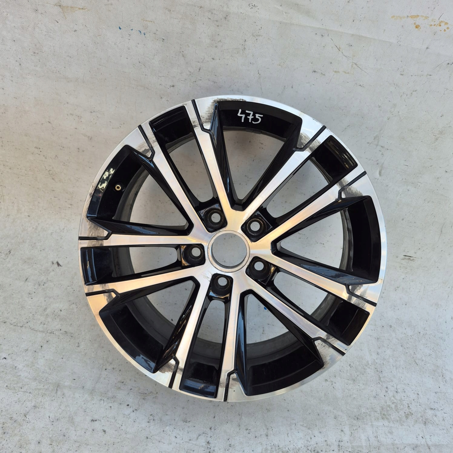 VW 5G0601025AK 7JX17H2 ET49 17" disk hliníkový